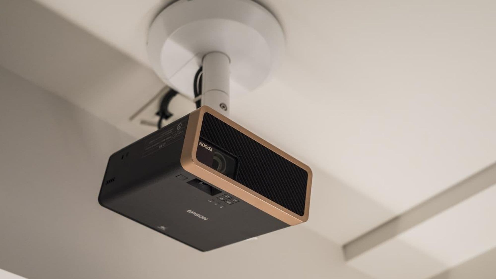 EPSON's latest home projector! Enjoy images comfortably even in the daytime with a maximum brightness of 2000 lumens