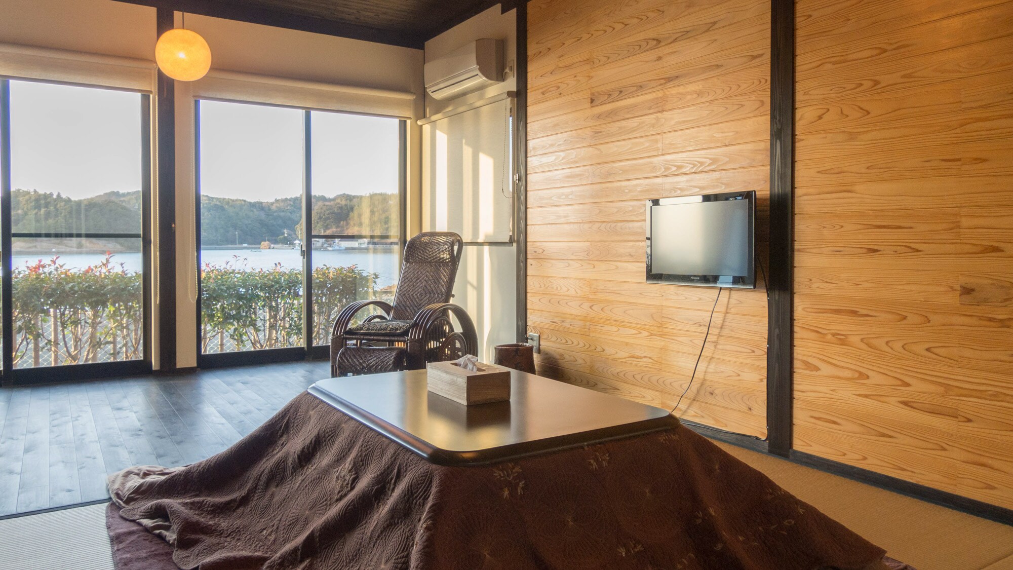 *[Example of a room] You can see the calm ocean from your room.