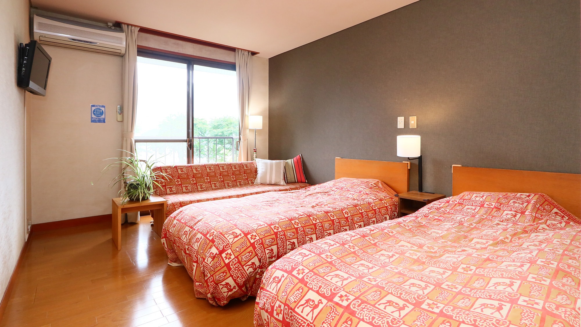 Lake side twin guest room example ◆ Extra bed can be used by 3 people
