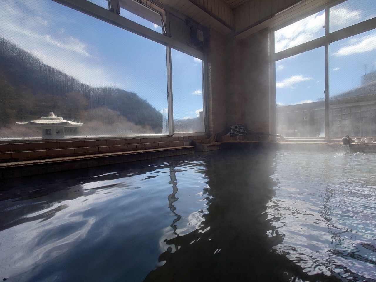 Large indoor bath overlooking the mountains in all four seasons