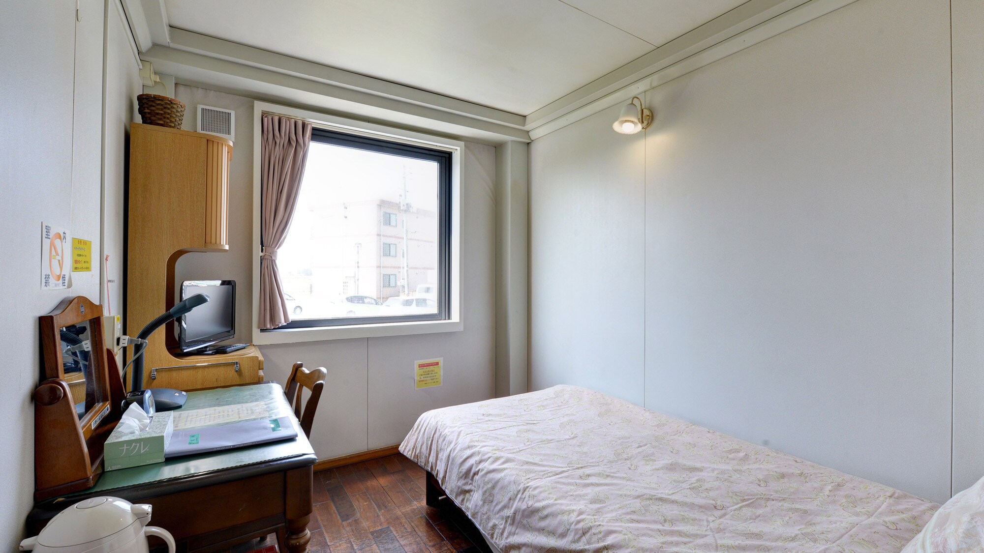 * [Room / Single] Ini adalah kamar bebas rokok seluas 12,5 meter persegi. Kamar merokok terletak di setiap lantai.