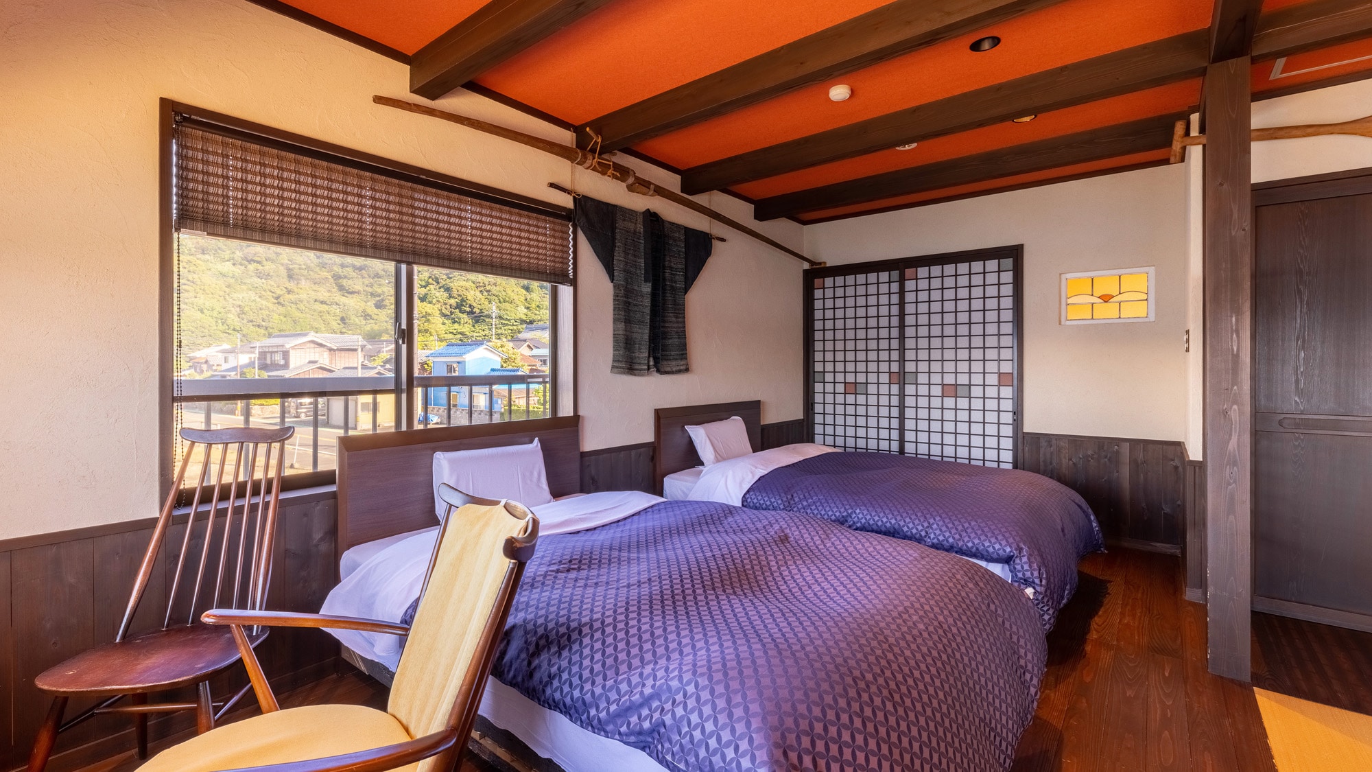 [Hikari] A modern Japanese-Western room based on the concept of a seaside boathouse. Please take note of the unusual fishing equipment displayed in the room.