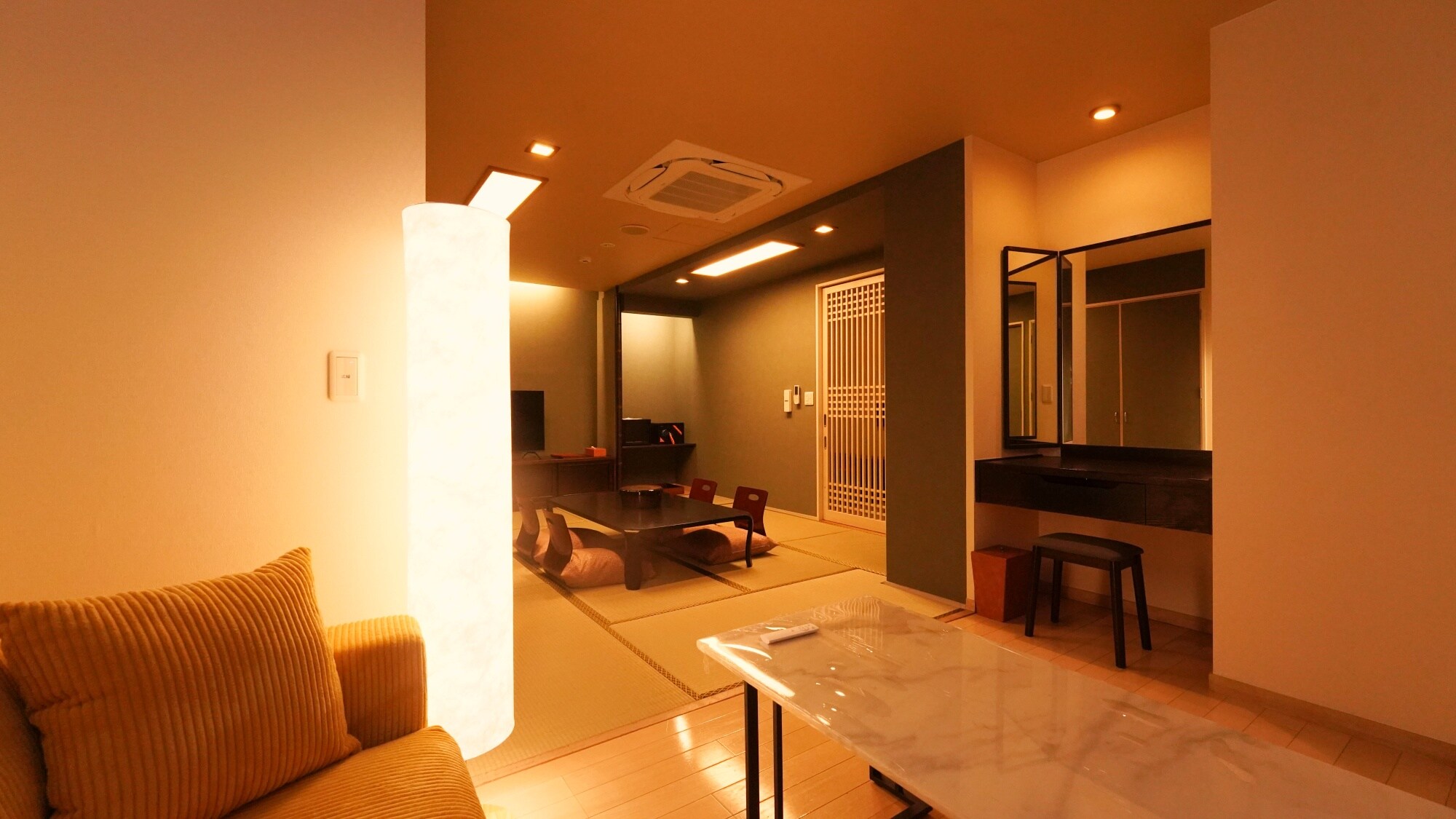 Special room: 10 tatami Japanese-style room + reception area (with open-air bath)
