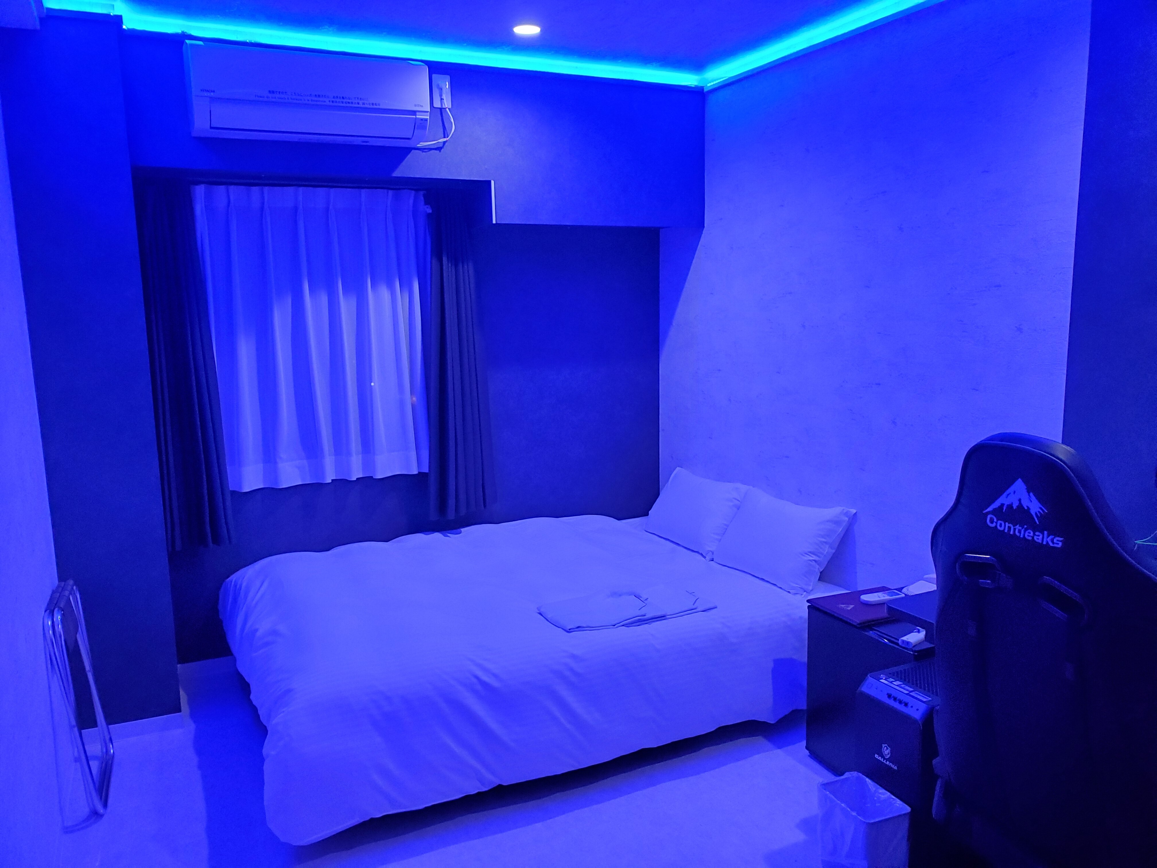 4th floor semi-double room when lit