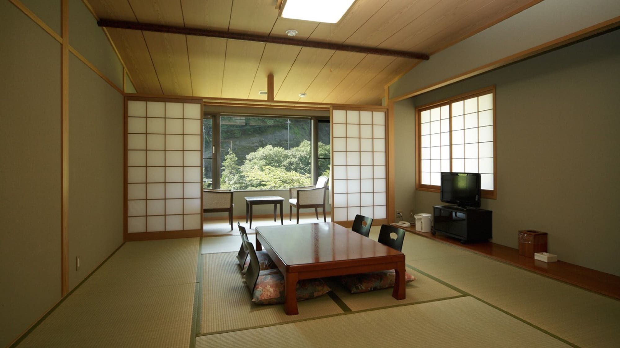 Please spend a relaxing time [Annex Japanese-style room 10 tatami mats]