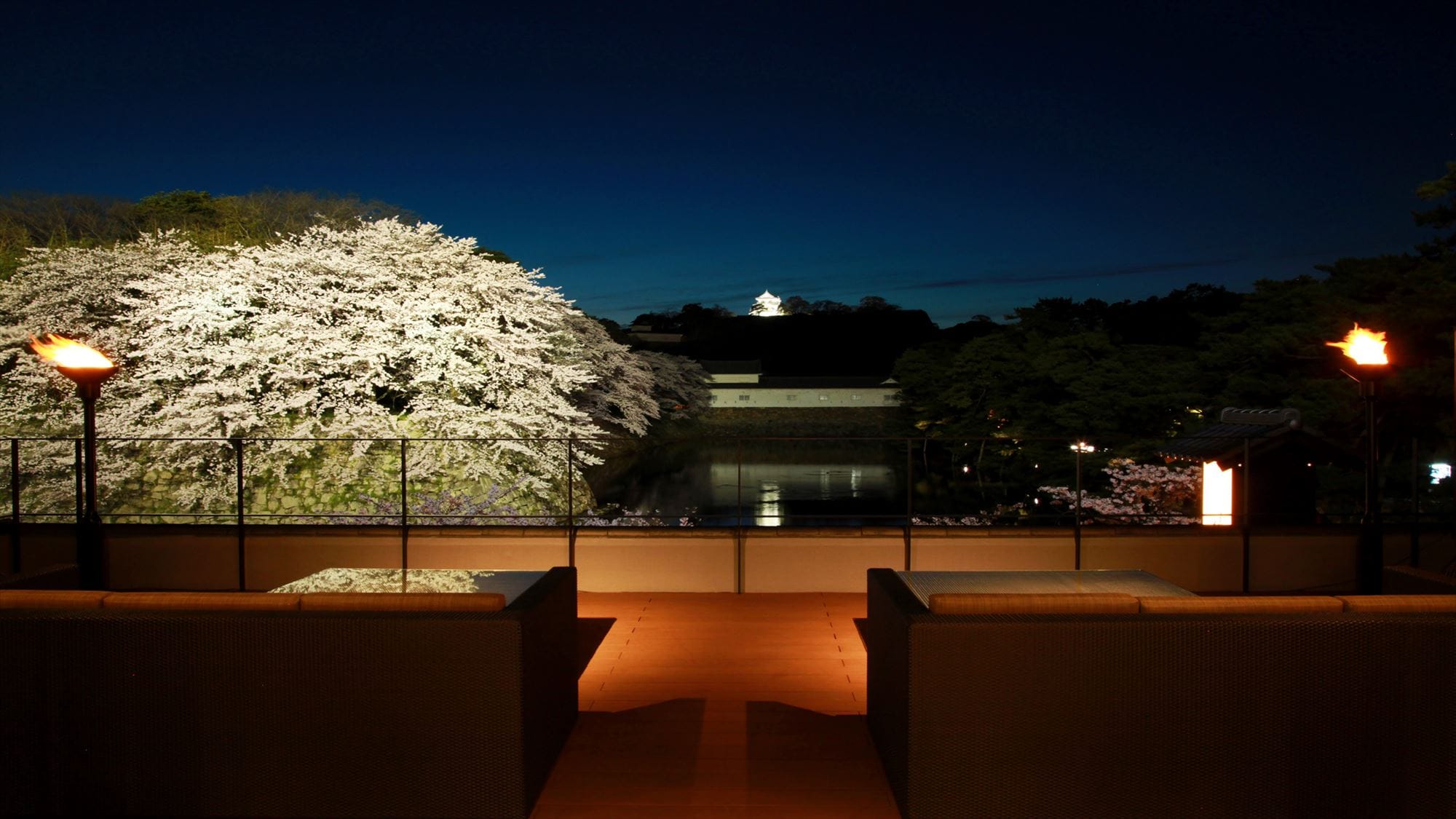 You can spend a quiet and relaxing adult time while watching the terrace of Shiromi / the starry sky.