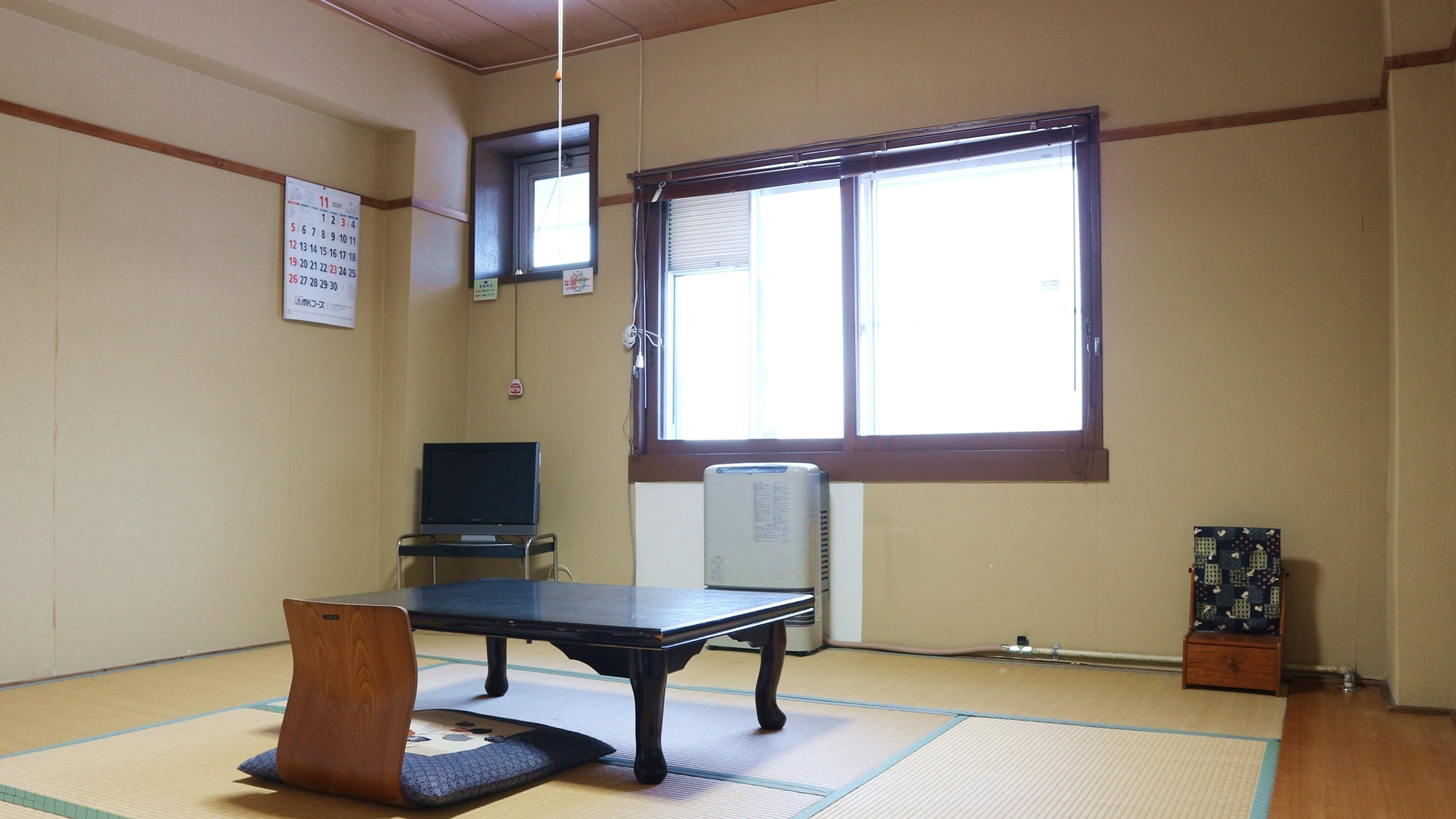 *[Example of guest room] On a clear day, this is a Japanese-style room with 8 tatami mats (no bathroom or toilet) from which you can enjoy a magnificent view of Mt. Madarao in all four seasons.