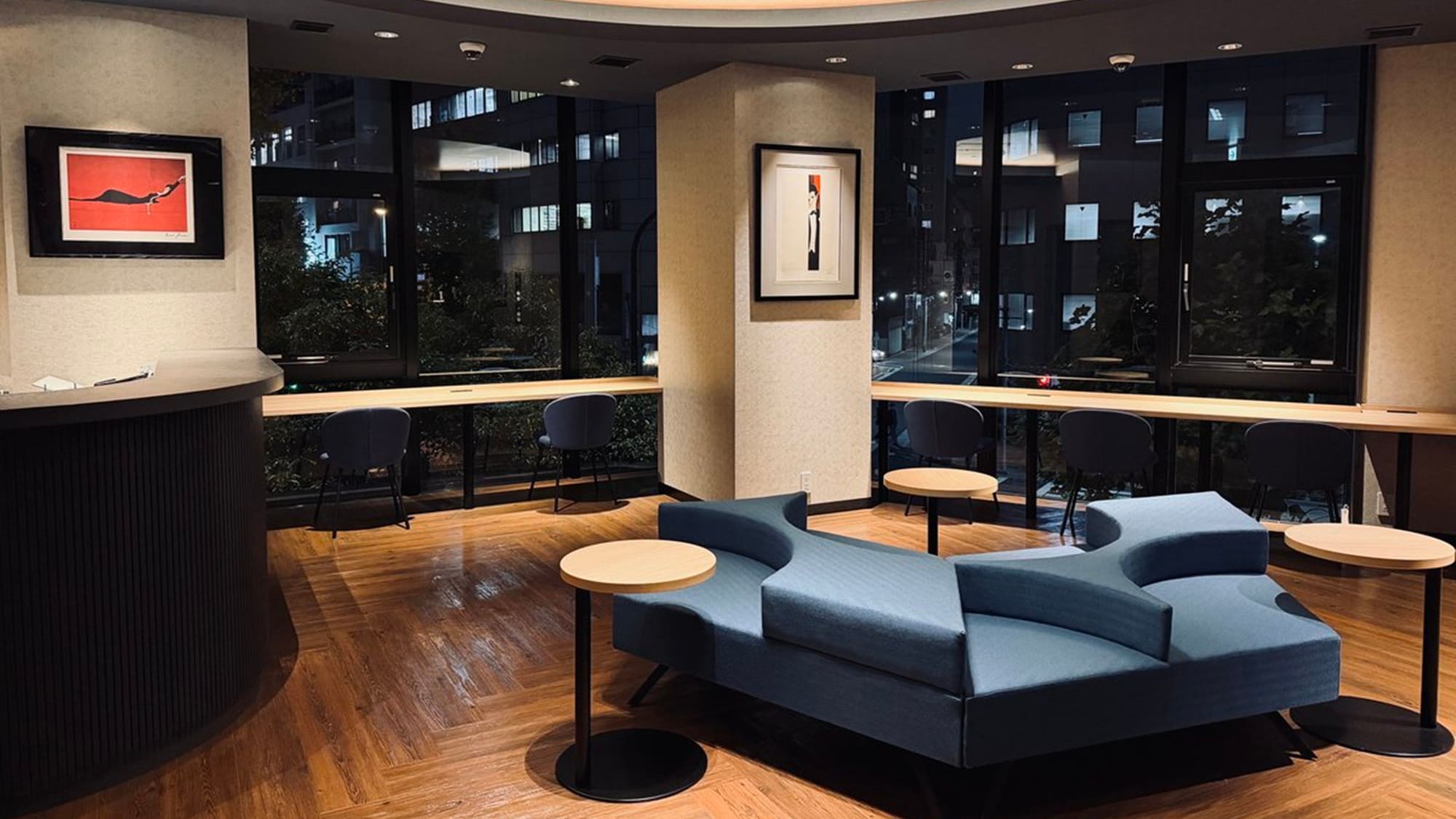 [Lobby] The lobby has a calming atmosphere and is designed to be a relaxing space.