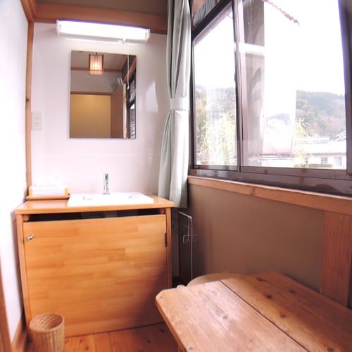 *[Example of a Japanese-style room in the main building] A washstand is provided on the veranda