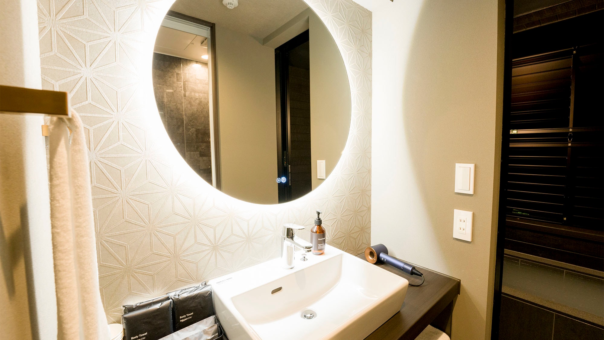 Common to Dark Modern / Mirror washroom with LED lighting