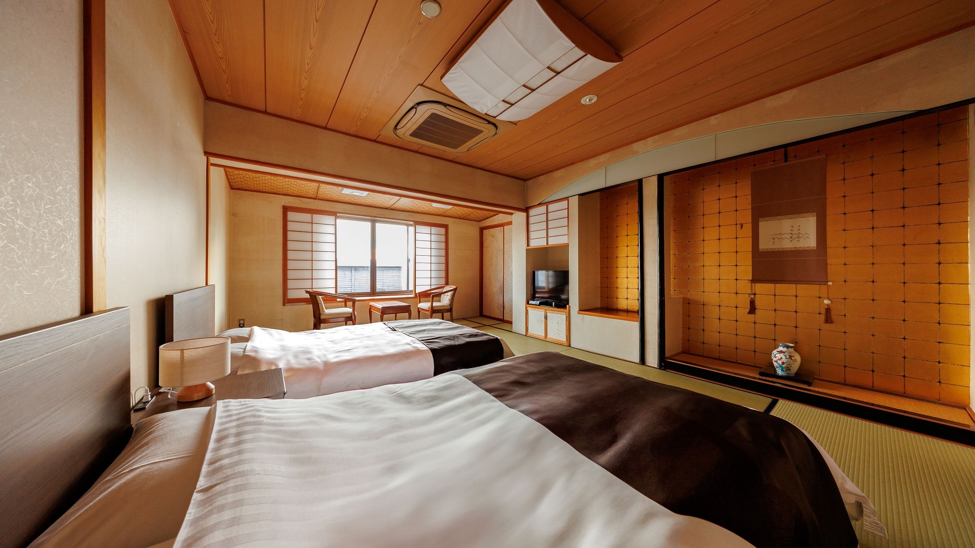 ■ [Hana Mizuki] Main building Japanese-style room 10 tatami mats Twin beds / Overlooking the townscape of Shimo-Suwa