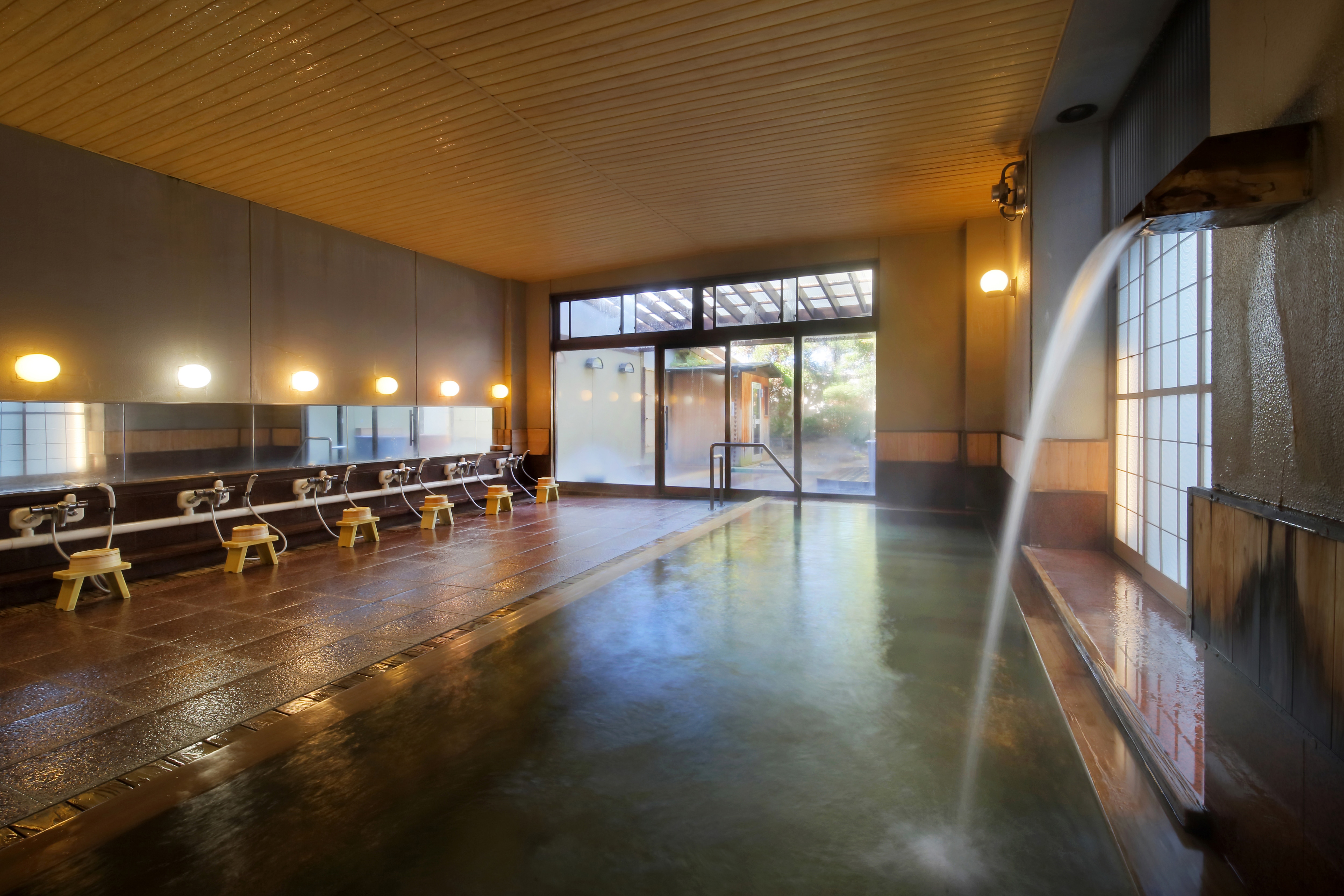 Garden Hinoki Bath with Open-Air Bath [Yumemisaki] The 8-meter Hinoki Bath is a spectacular sight!