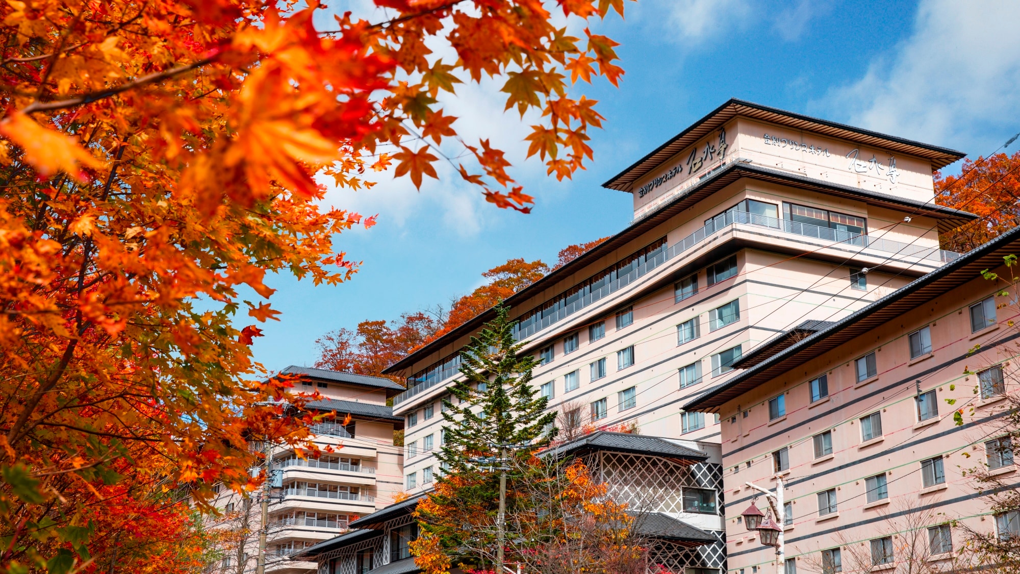 [Autumn] Autumn leaves dyed in bright colors. The best time to see Noboribetsu's autumn leaves, Shinnoboribetsu Ohashi, is from early to late October.