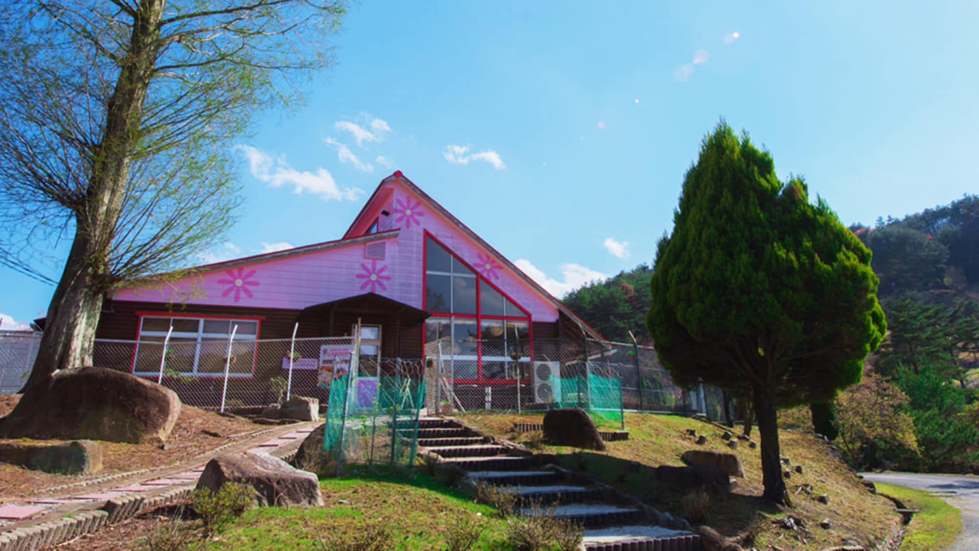 [Cafe Gardens] Enjoy freshly baked bread in the great outdoors.