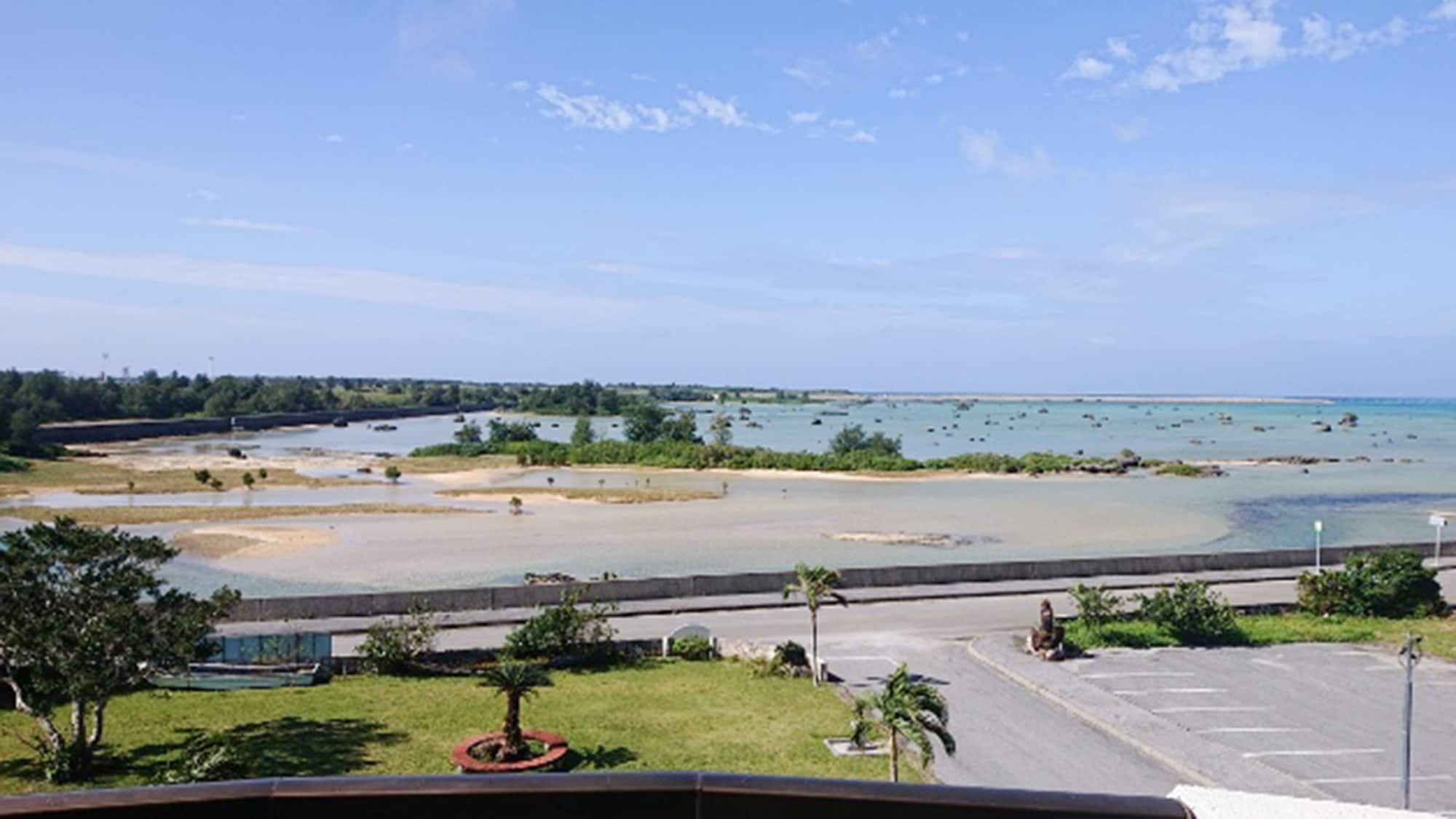・[View] Tất cả các phòng đều có tầm nhìn ra biển. Khung cảnh tuyệt đẹp của Miyakojima sẽ đưa bạn vào một thế giới phi thường.