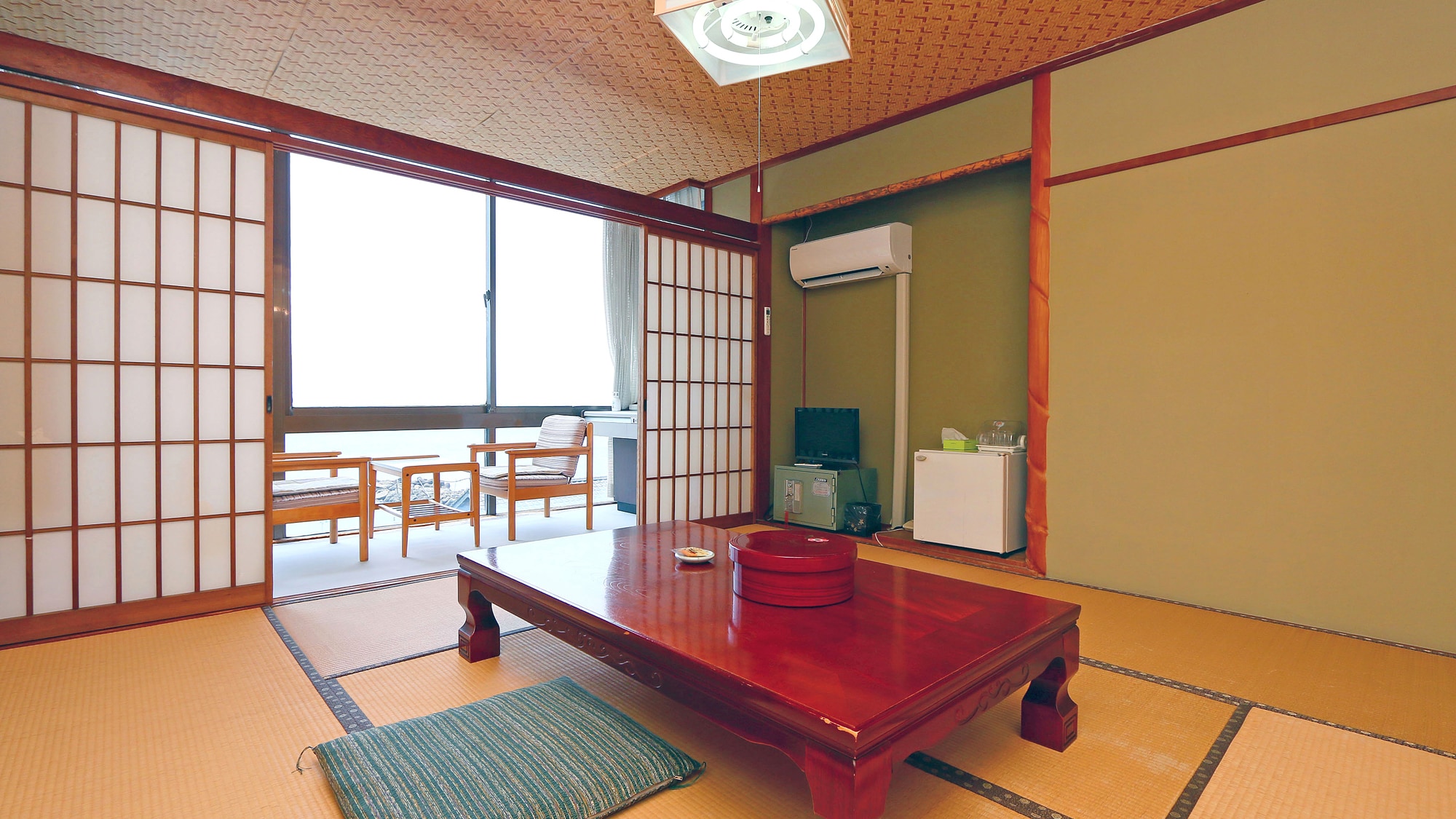 All rooms have a wide veranda and a view of the ocean. Equipped with a toilet, sink, air conditioner, and refrigerator.