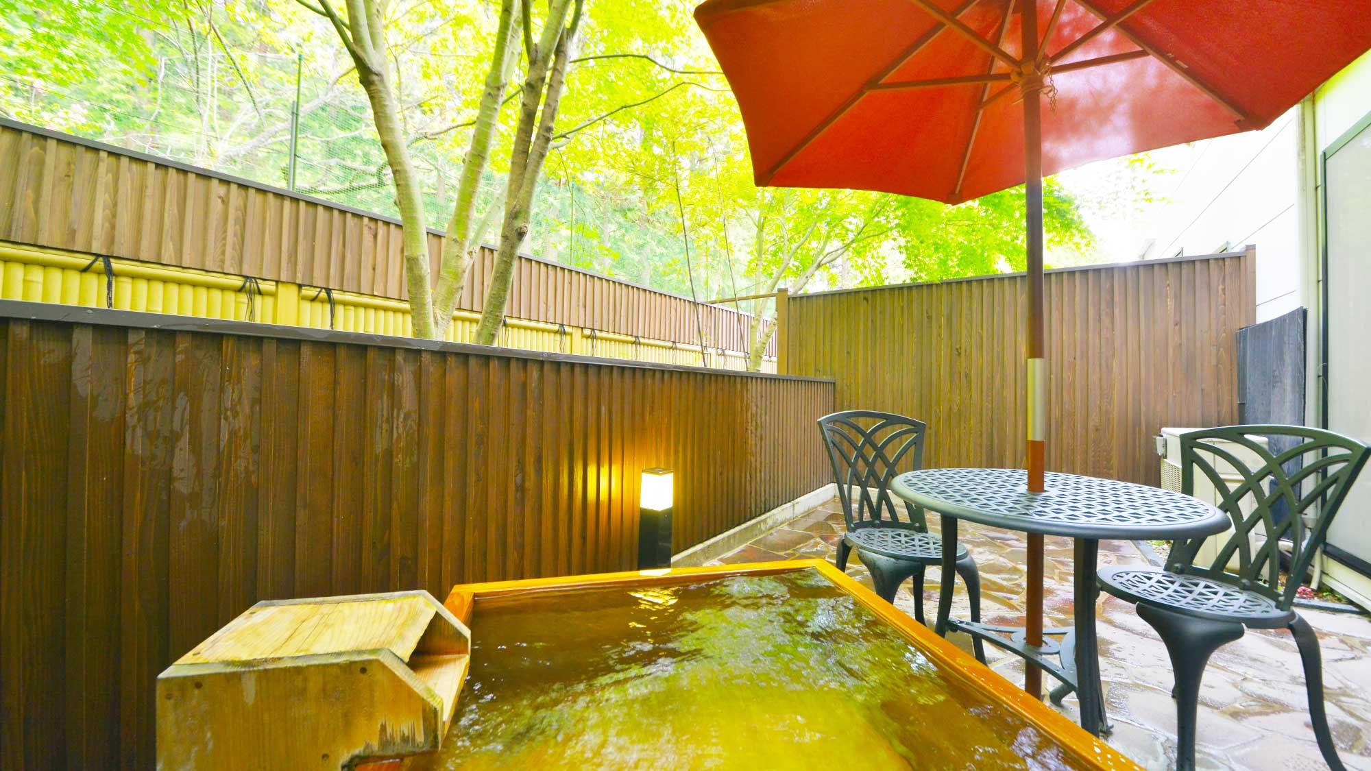 [Maisonette Japanese-Western style room / Guest room with garden open-air bath] The garden is equipped with an open-air bath filled with 100% natural hot spring water. There is also an indoor bath.