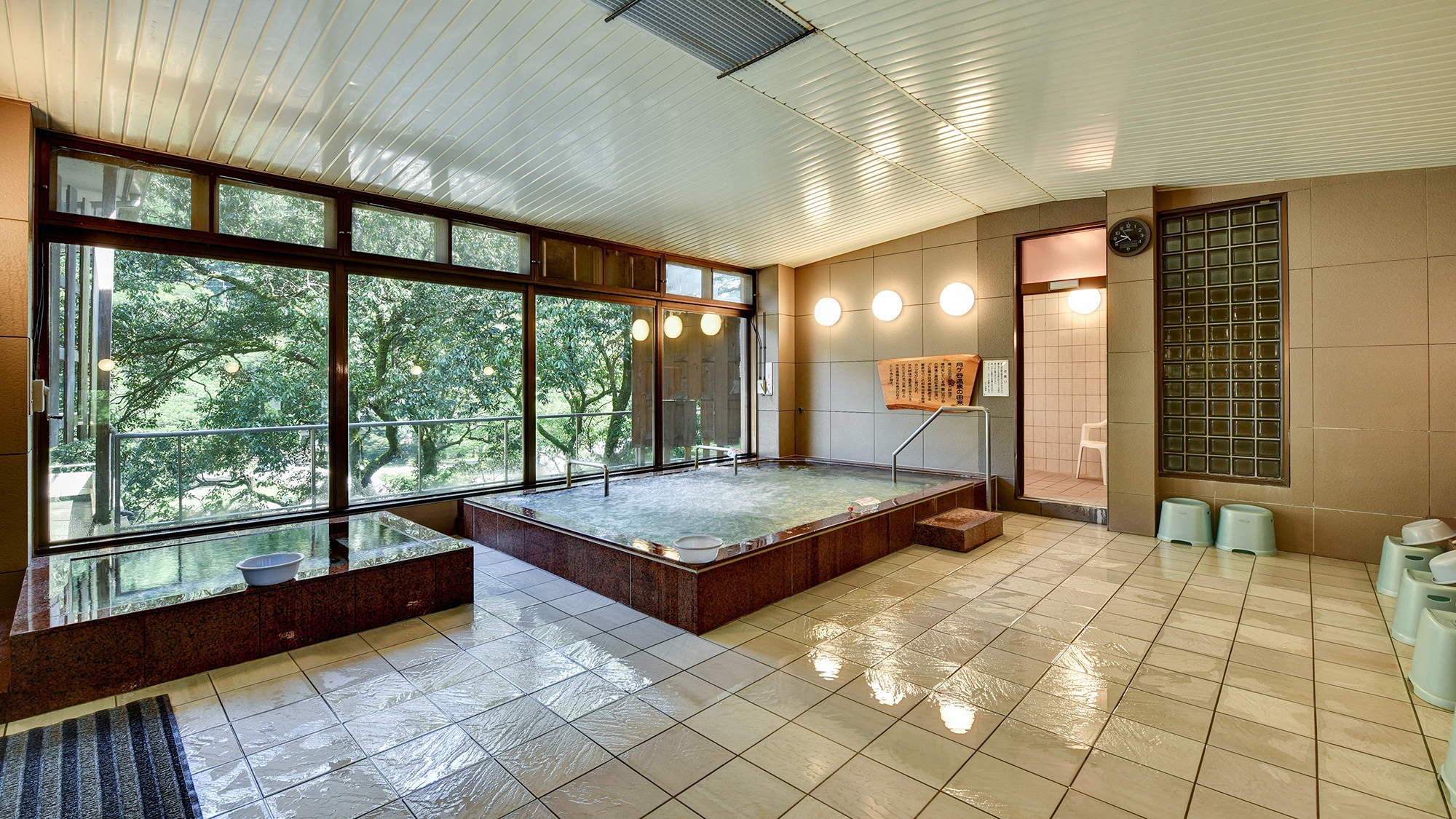 *Large public bath on the 1st floor. You can see the Katsuura River and greenery from the large window in the bath.