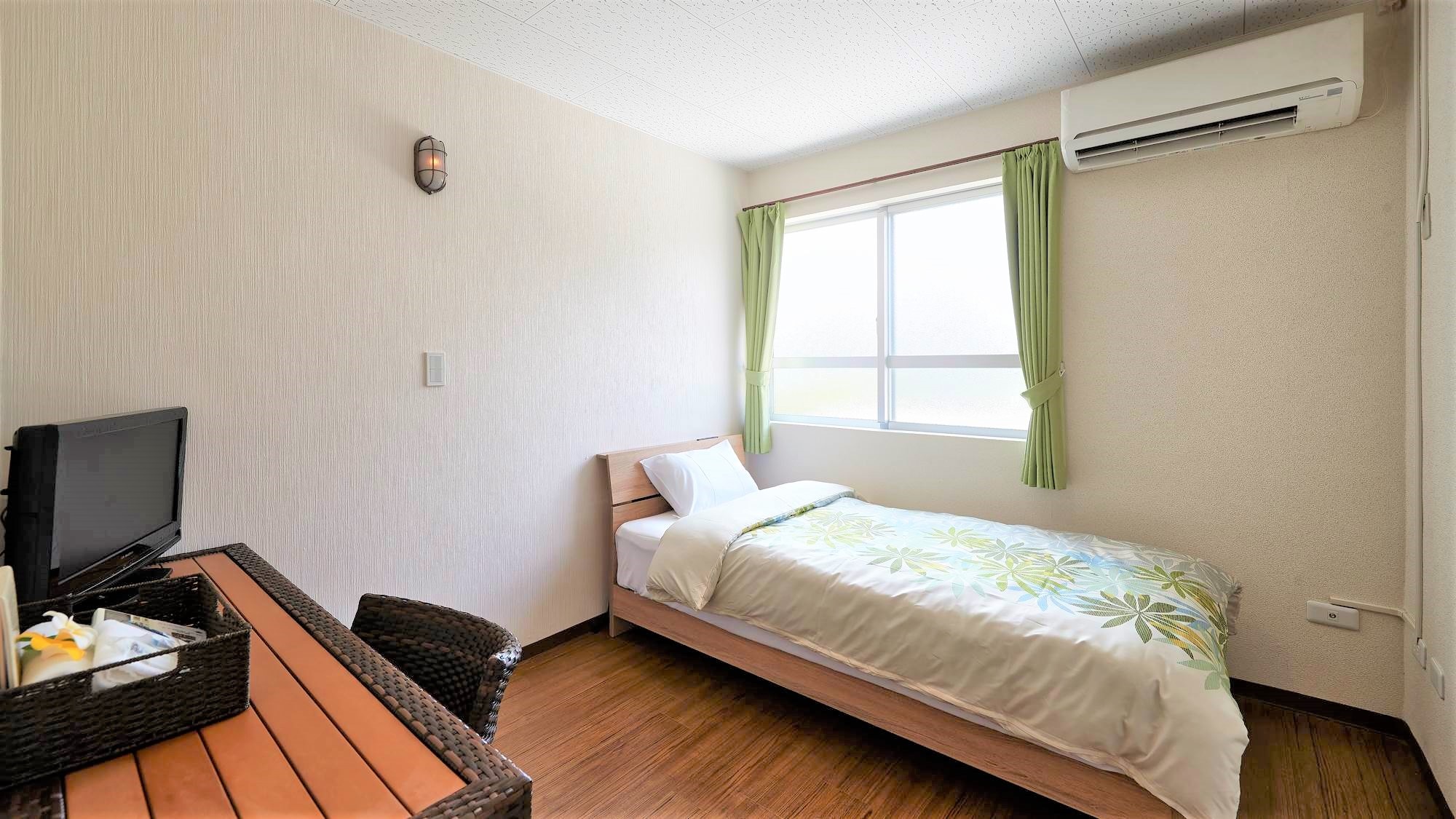 Single room (no bathtub, shower only)