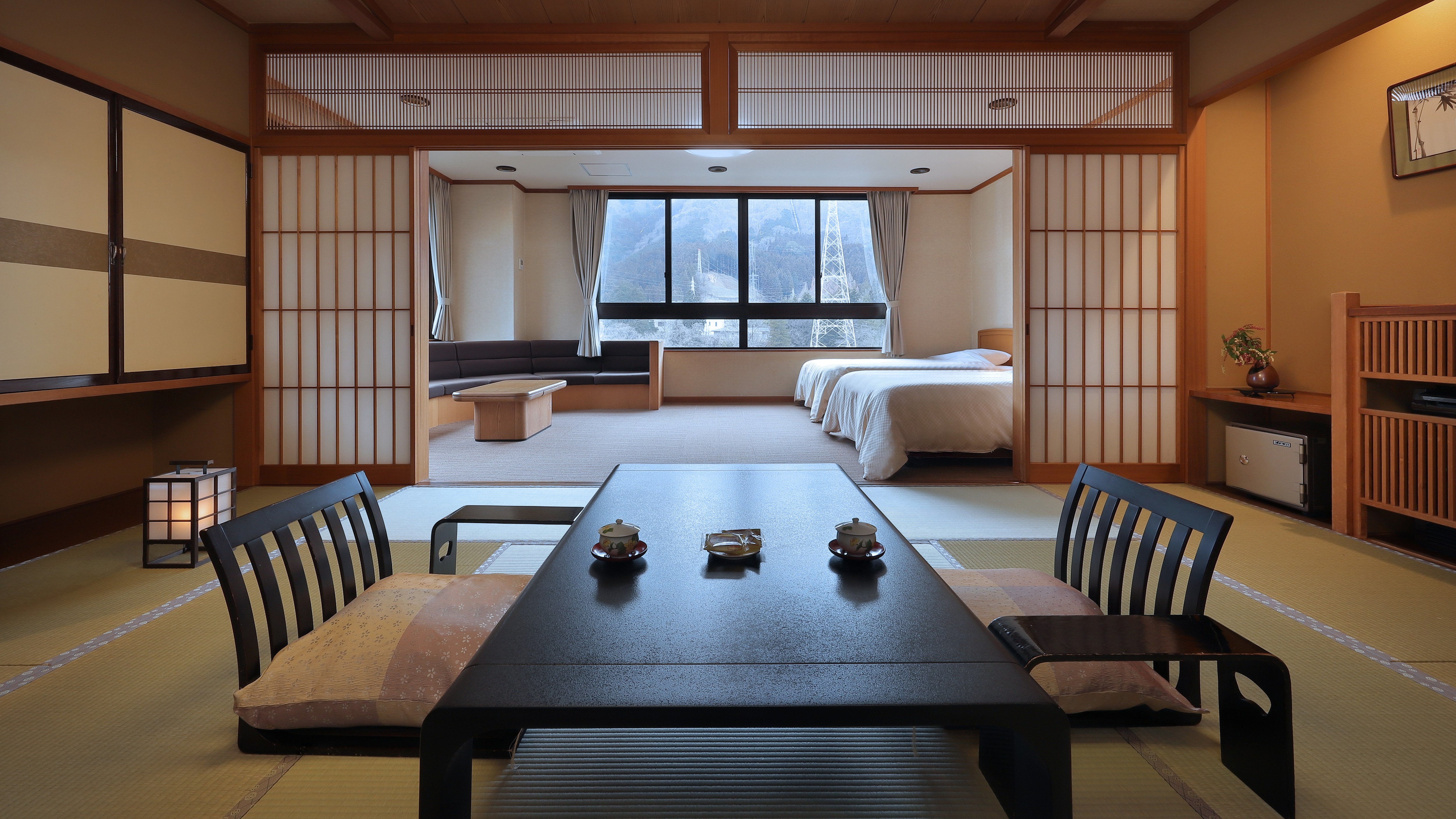 Japanese and Western rooms on the top floor (12 tatami mats + Western rooms)