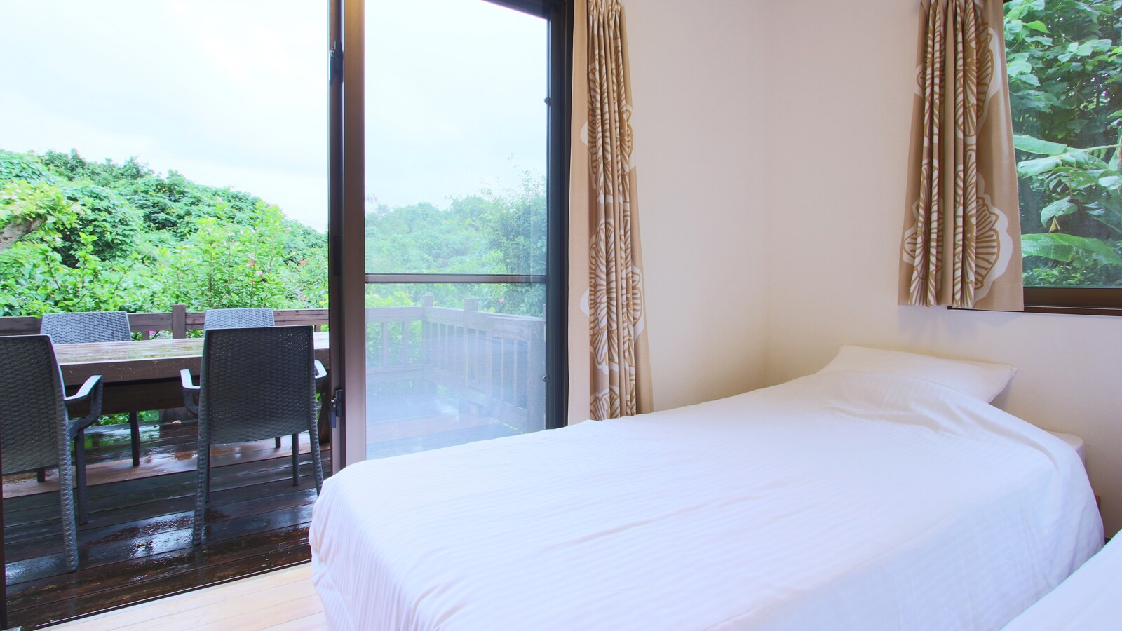 Wood deck & twin room*