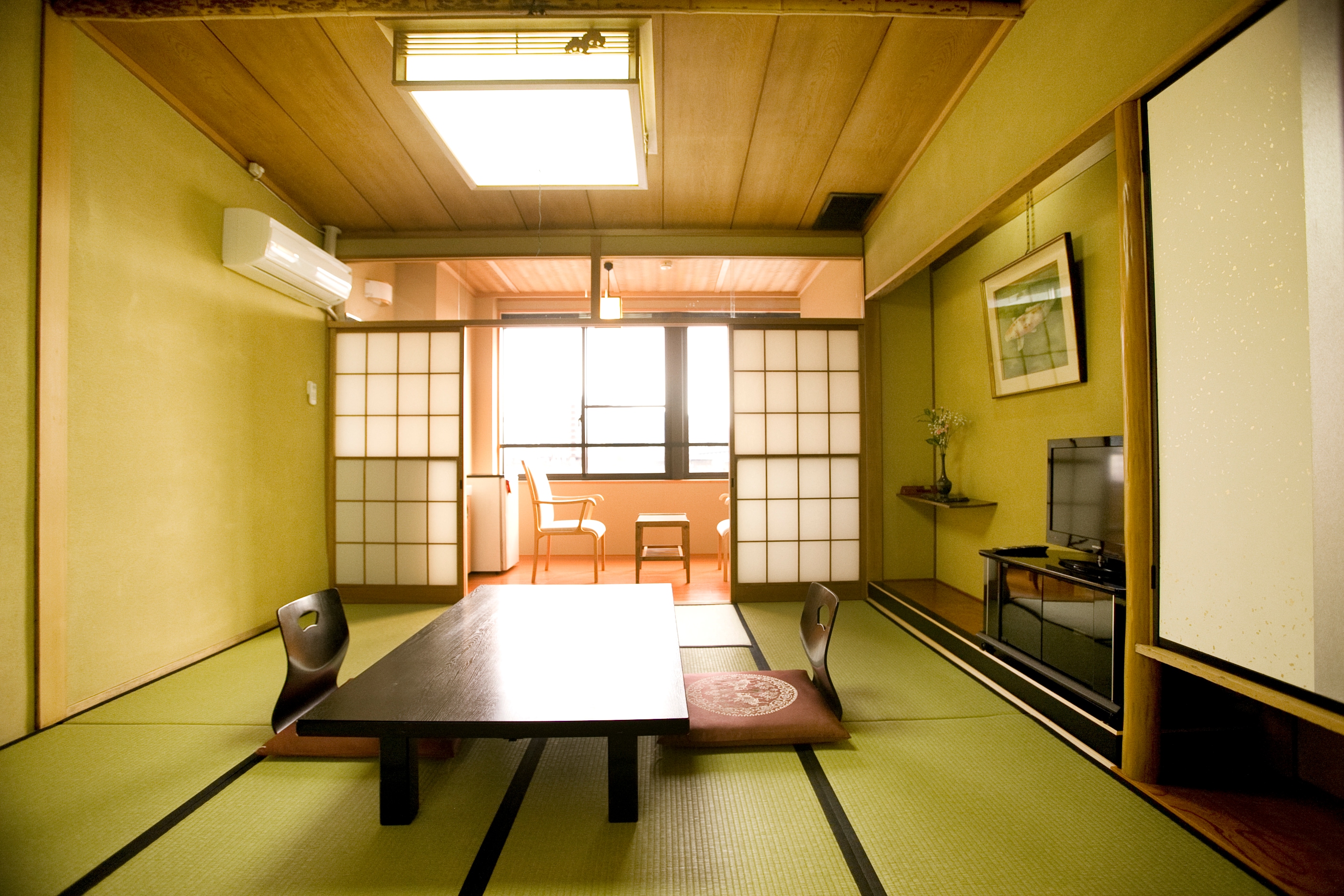 Japanese-style room along the river (Kagimonoma)