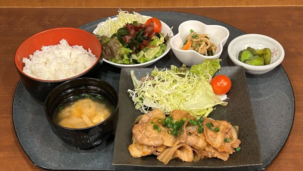 【晚餐套餐菜單⑤】薑汁豬肉套餐 - 豬肉含有豐富的維生素B1，因此非常適合緩解疲勞！
