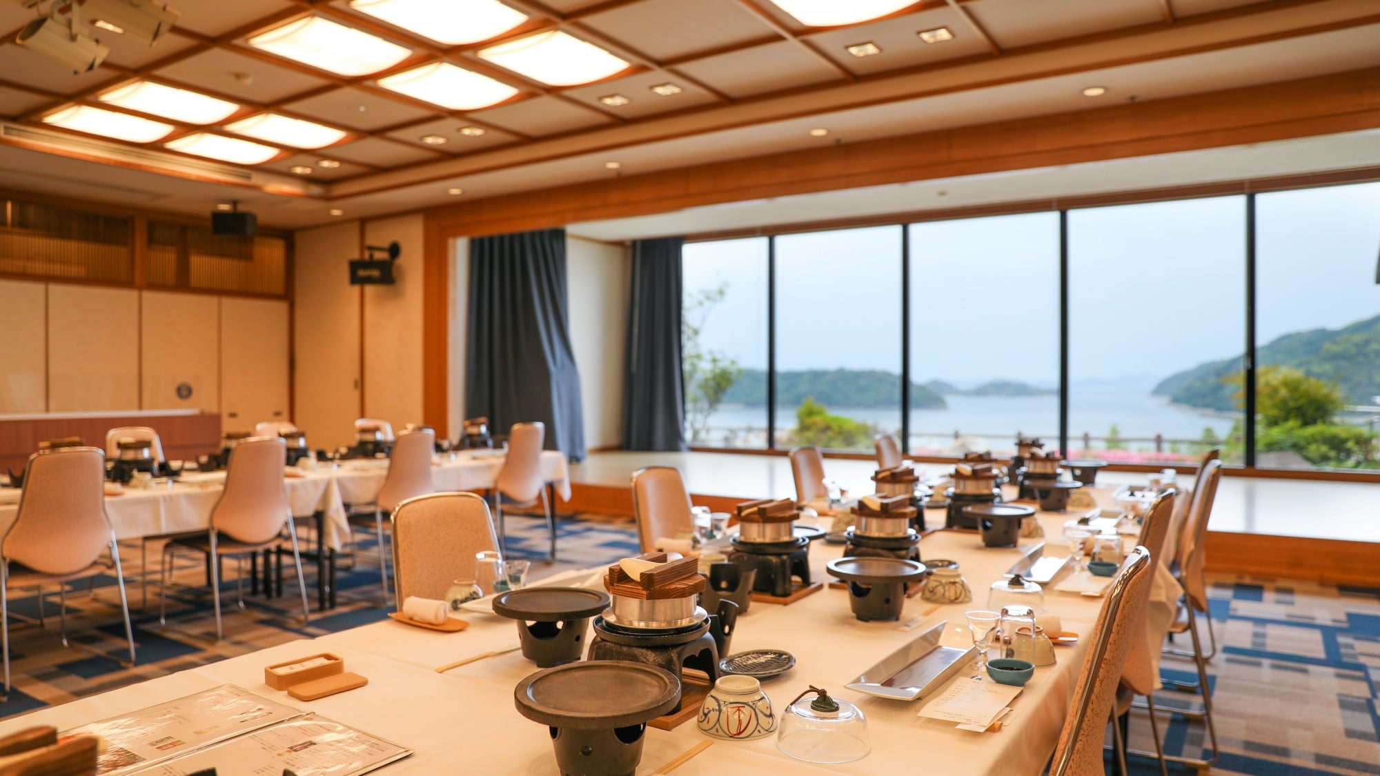 Large hall dining area (image)
