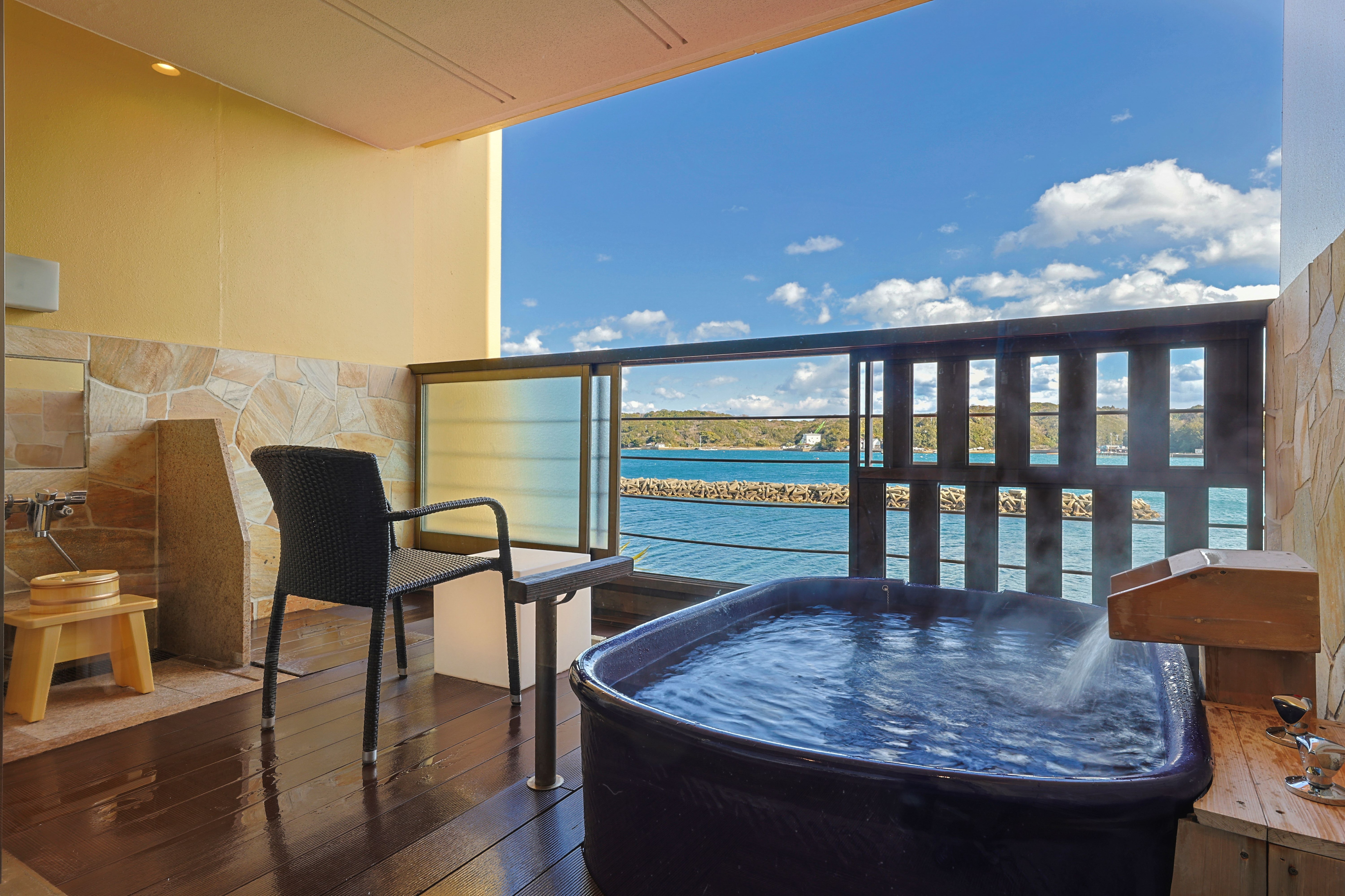 Guest room open-air bath