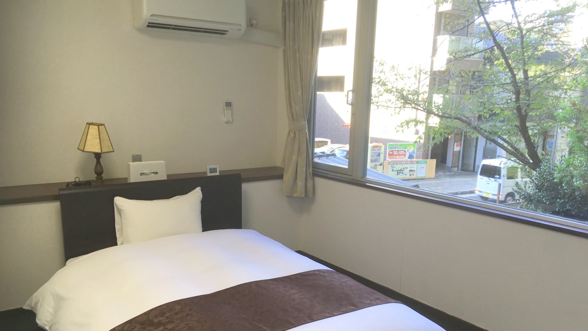 ・[Single room example] Equipped with one semi-double bed. Even though it is a single room, it is spacious enough.