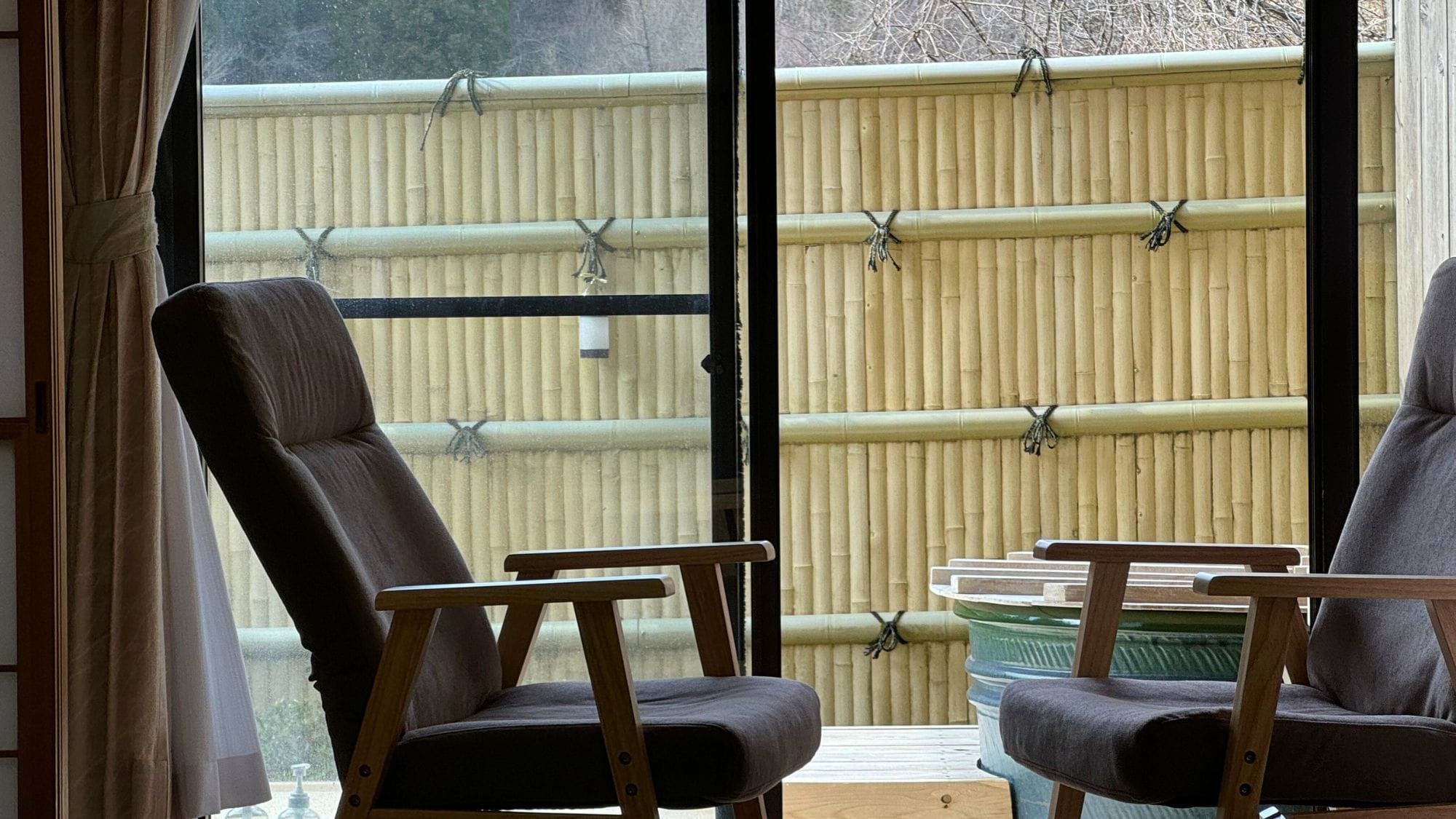 Enjoy a relaxing time with your loved ones in a spacious room with an open-air bath.