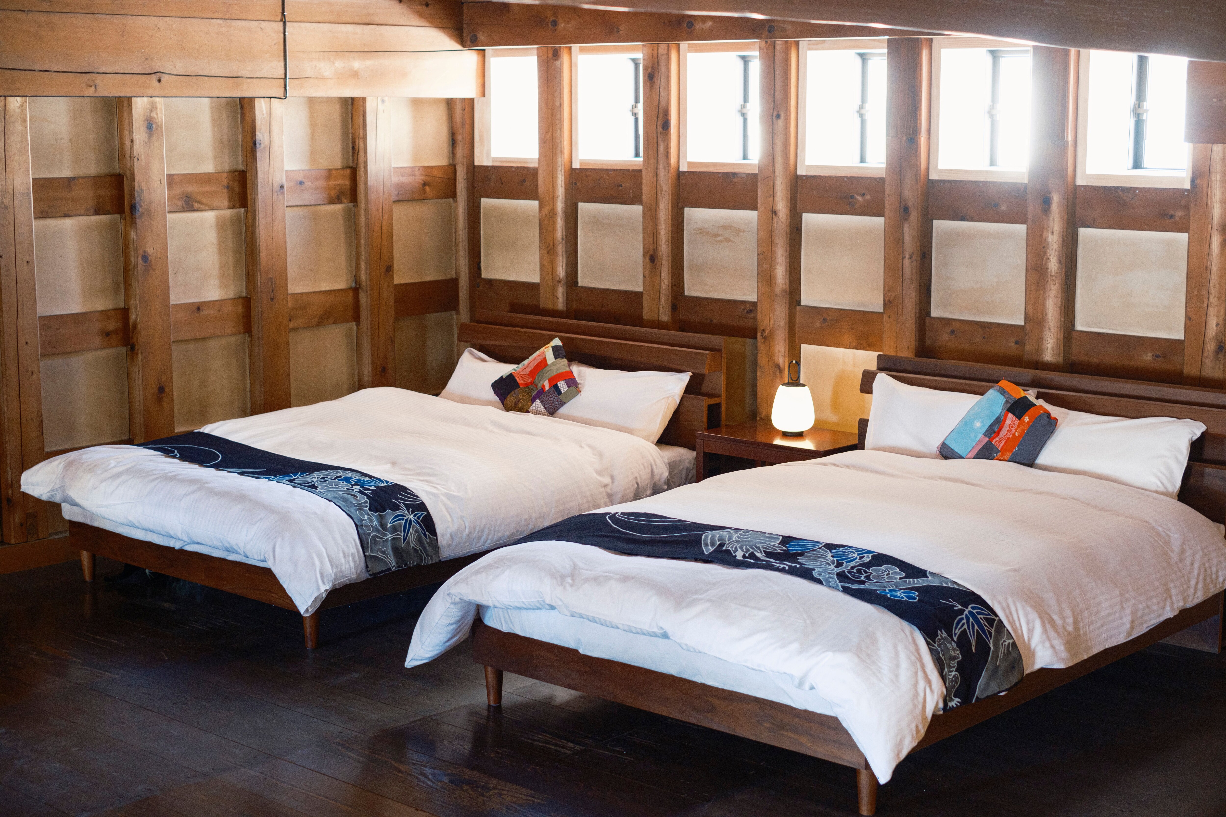 Suite dengan Hanui | Interiornya dihiasi dengan motif "jahitan tepi"