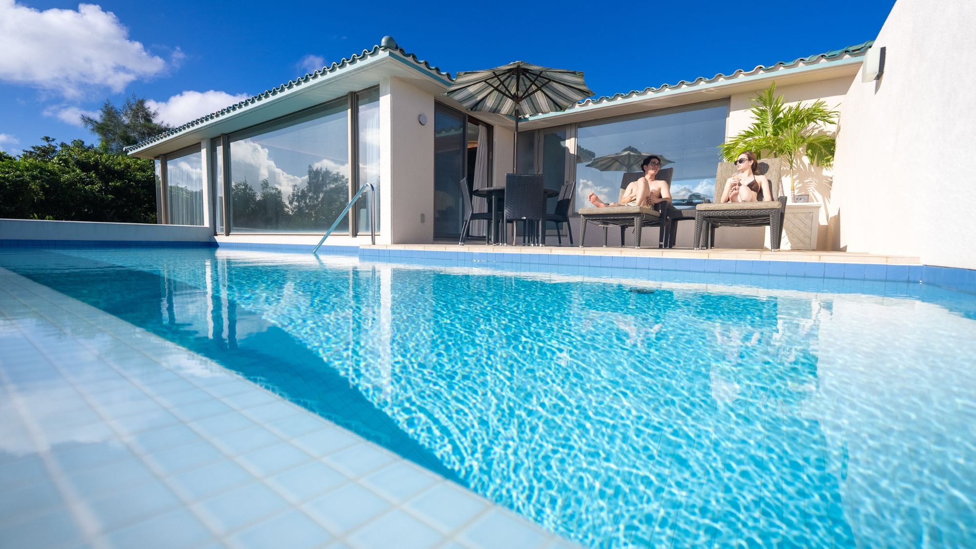 [Guest Rooms] Relaxing by the pool