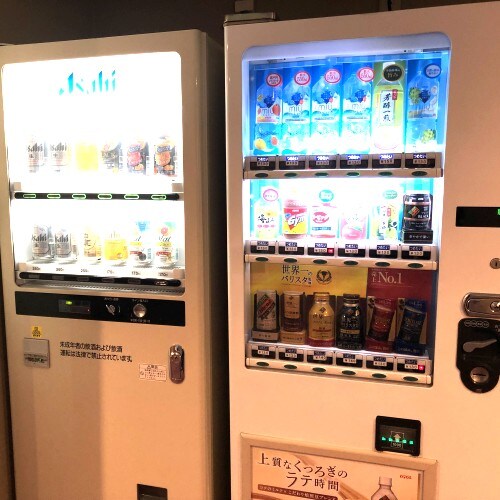 [Facilities] There are vending machines in front of the elevators on the 3rd and 4th floors.