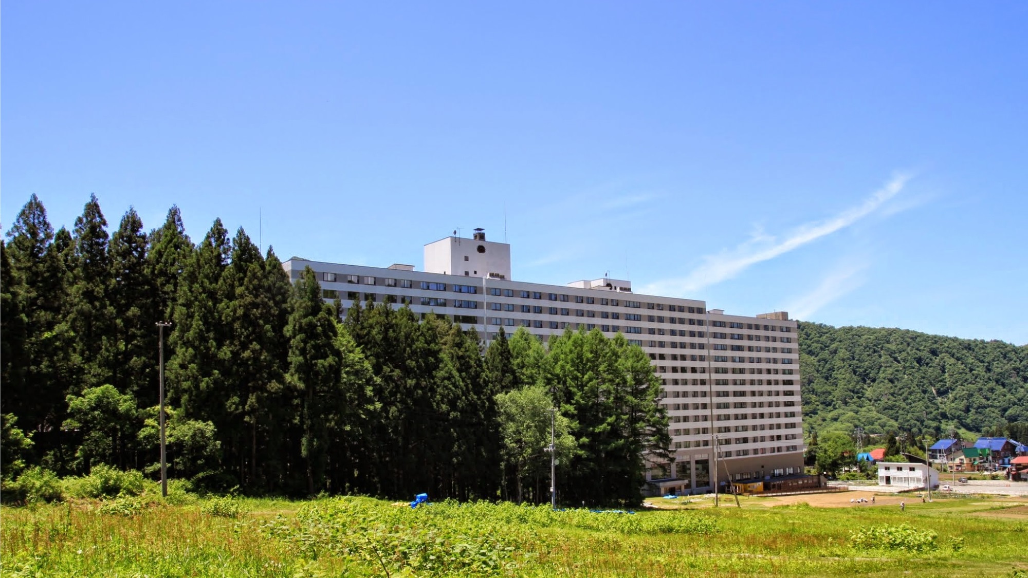 Exterior image (green season)