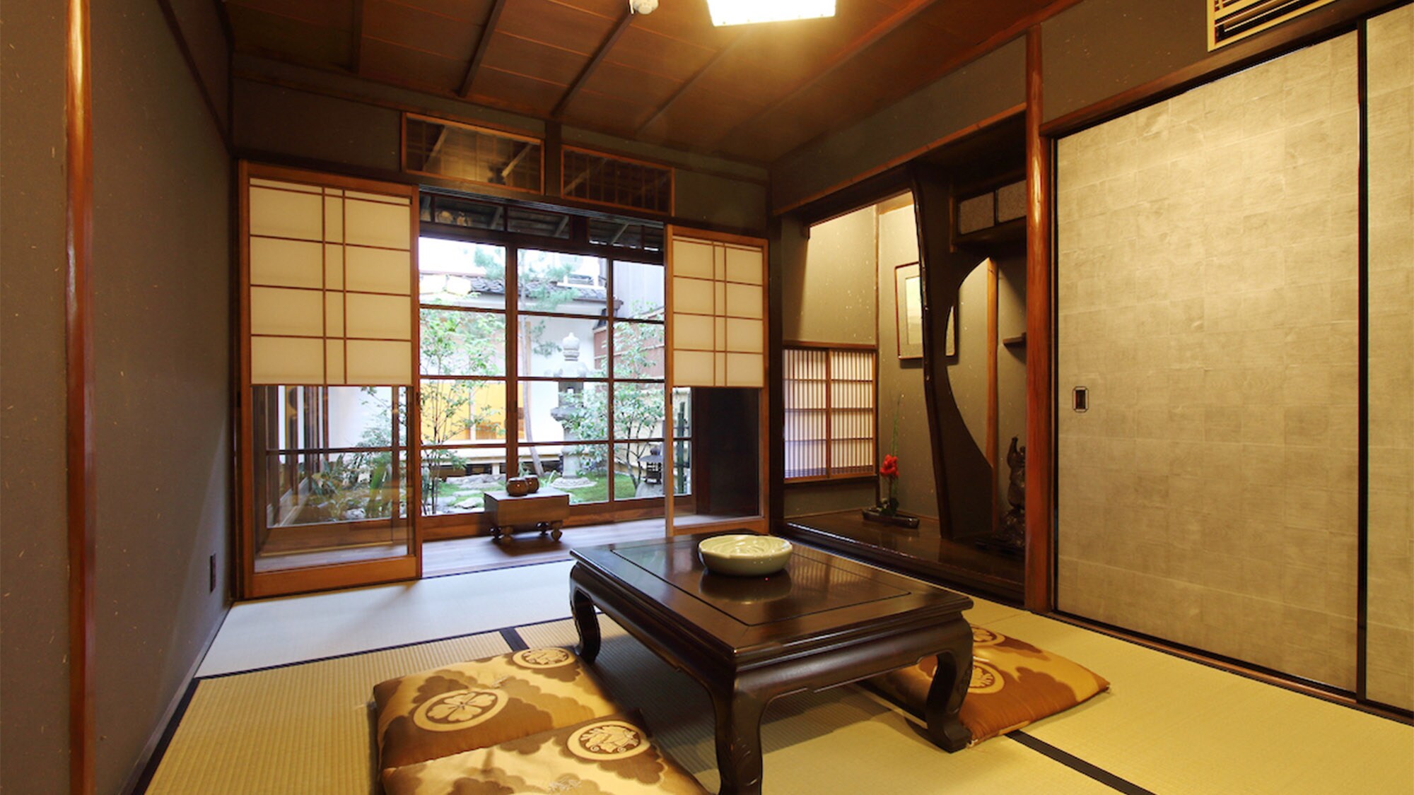 ・ Japanese-style room on the 1st floor, with seasonal flowers welcoming you between the alcove