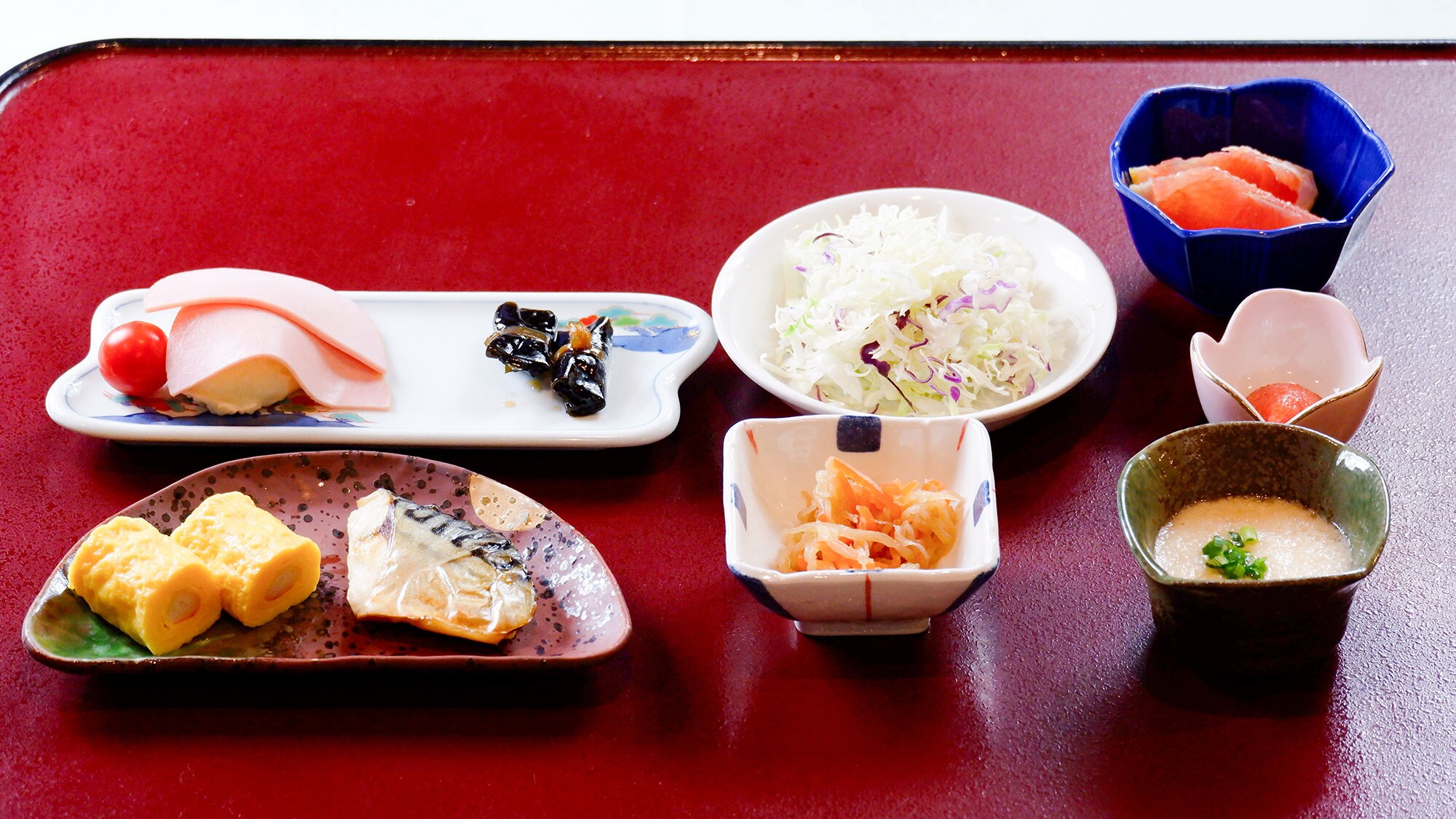 ・[ตัวอย่างอาหารเช้า] อาหารเช้าแบบญี่ปุ่นที่ครบครันและหรูหรา เหมาะสำหรับรับประทานระหว่างเดินทาง เช้าวันสบายๆ ที่โรงแรม