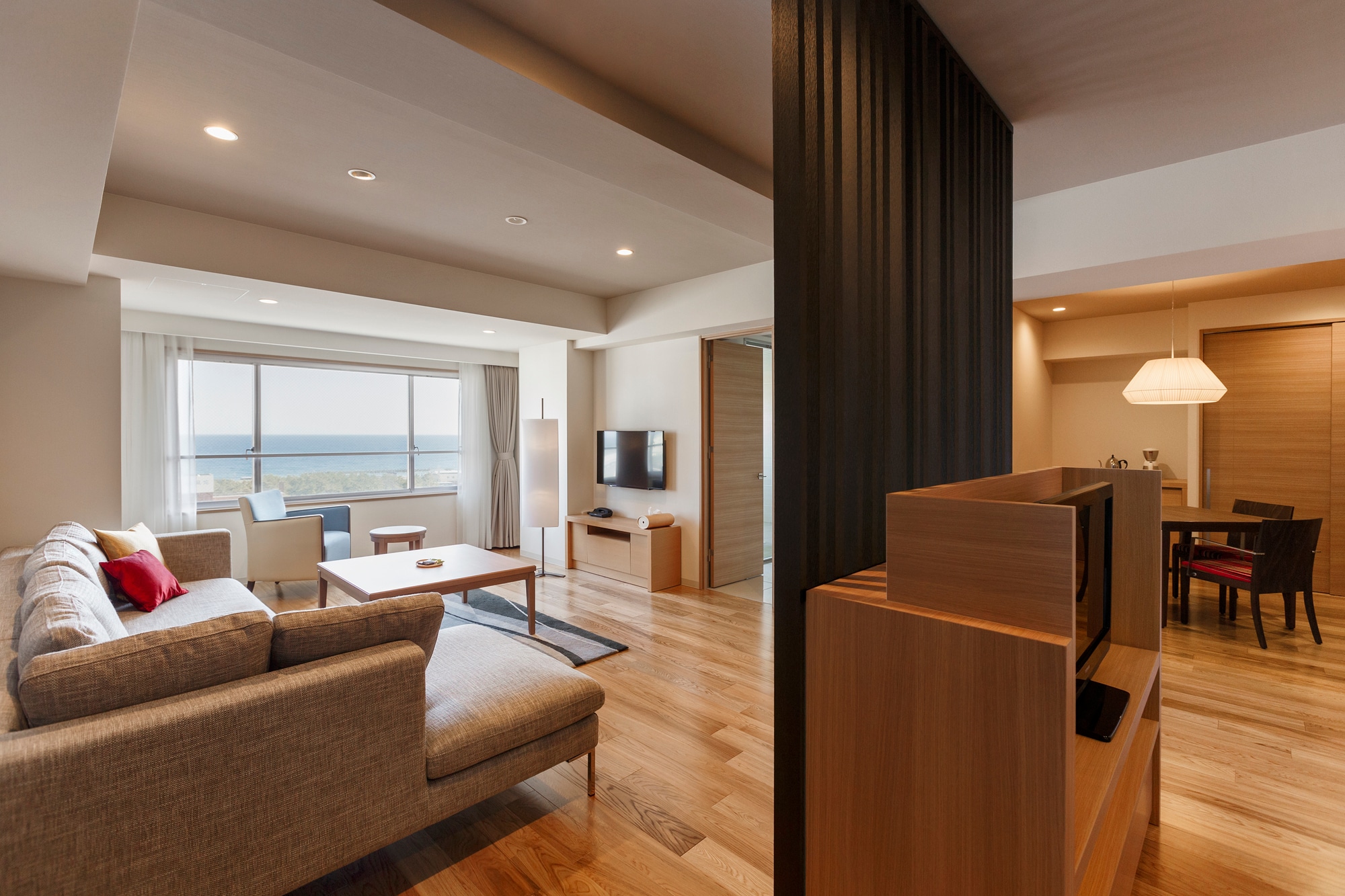 [Top floor suite twin room example] <Heisei Modern> This 67 square meter guest room is a luxurious space surrounded by the soft warmth of wood.