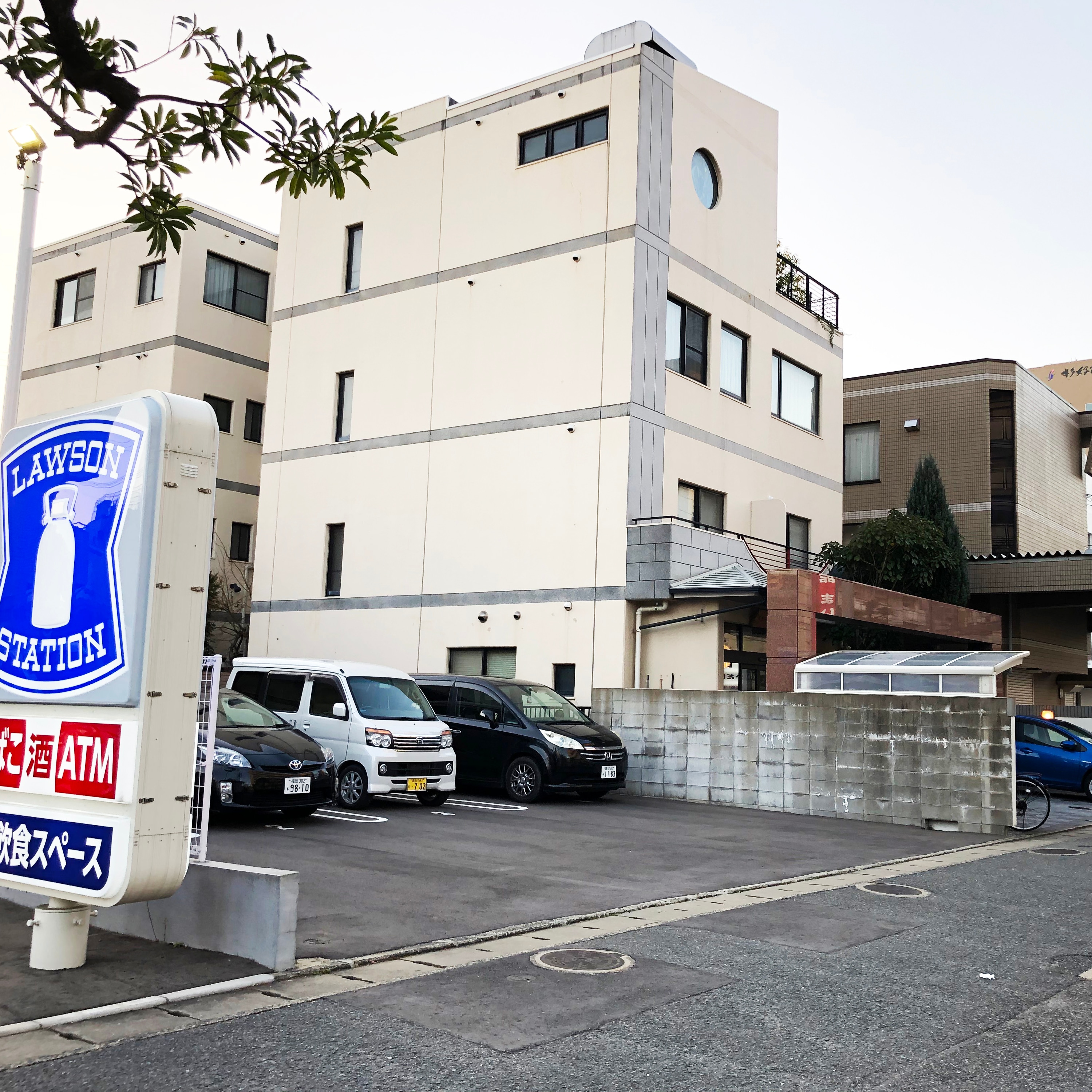 [Parking] There is a private parking lot right next to the main entrance of the inn. Medium-sized vehicles, 8m-long vehicles, and minibuses can also be parked.