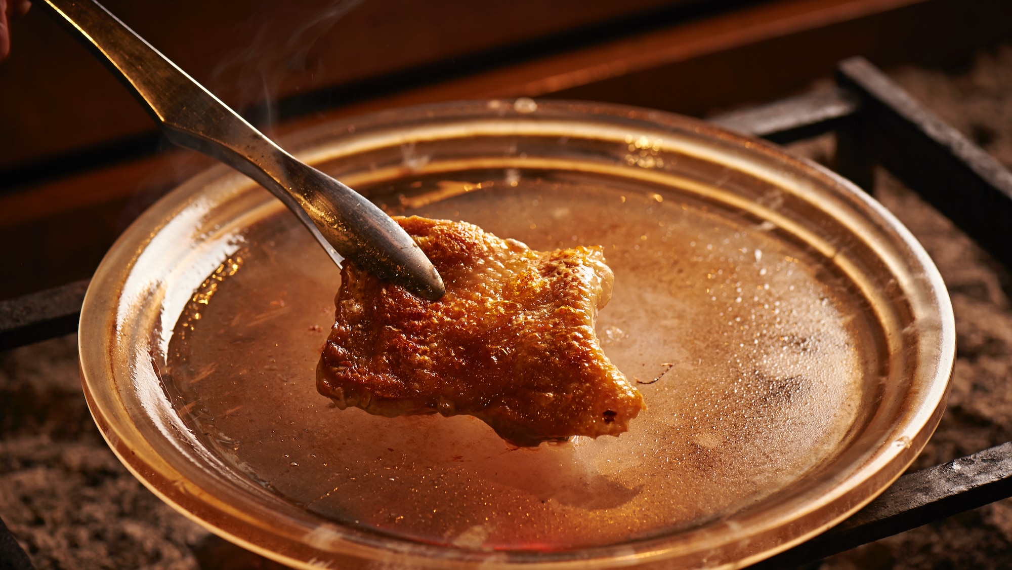 Aizu chicken is luxuriously grilled on a crystal plate.