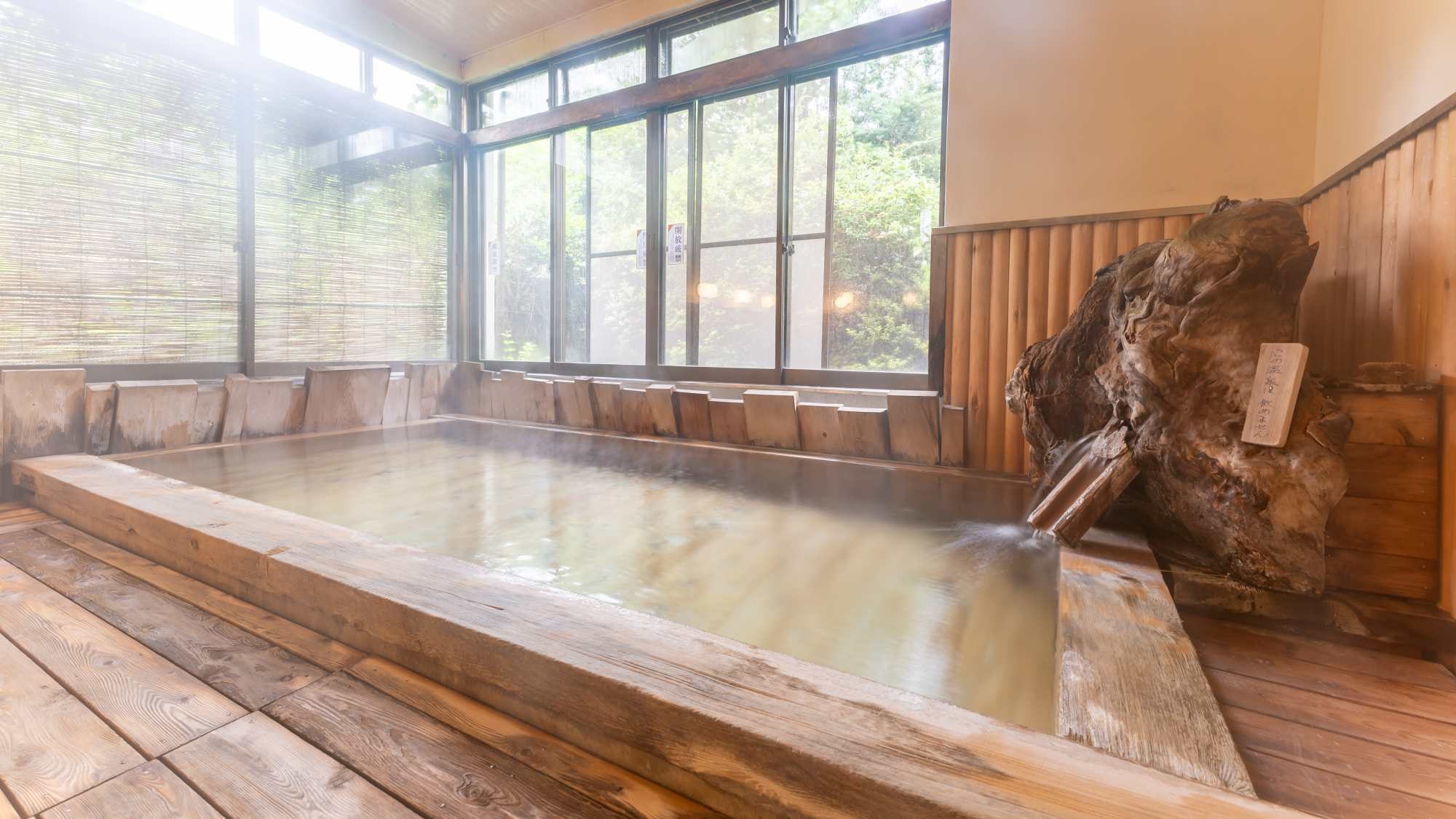 * [Large public bath (for men)] The rich scent of the cypress wood bath fills the bathroom. Refresh yourself with the feeling of bathing in the forest.