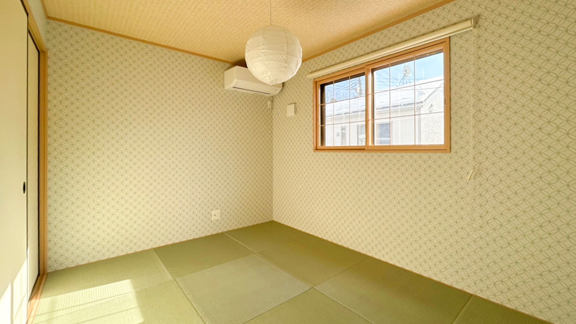 [Building D, Japanese-style room] Relax in the Japanese-style room, which can also be used as a bedroom.