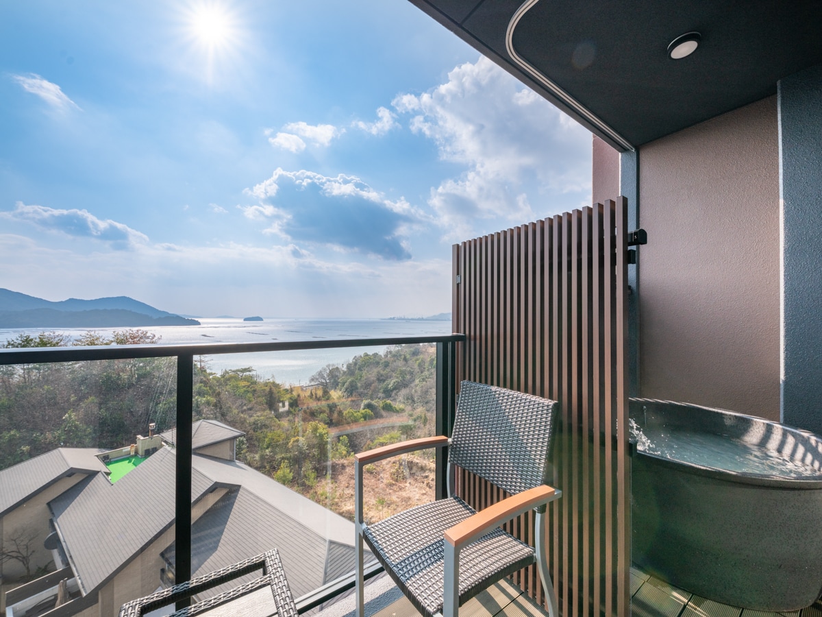 [Open-air bath with natural hot spring water]