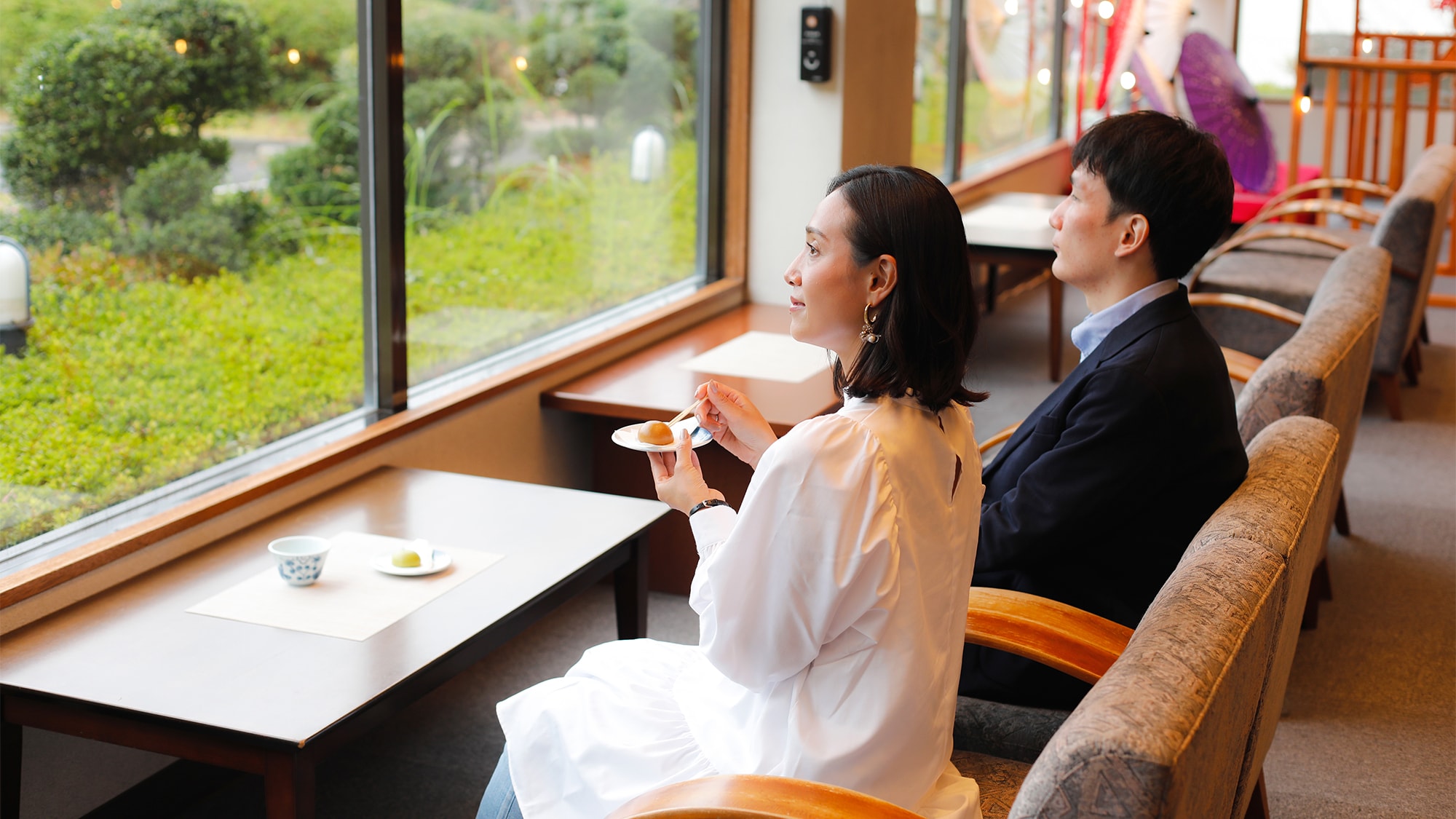 Upon arrival, enjoy some freshly steamed "Onsen Manju" (hot spring manju). The gentle sweetness will soothe your fatigue.