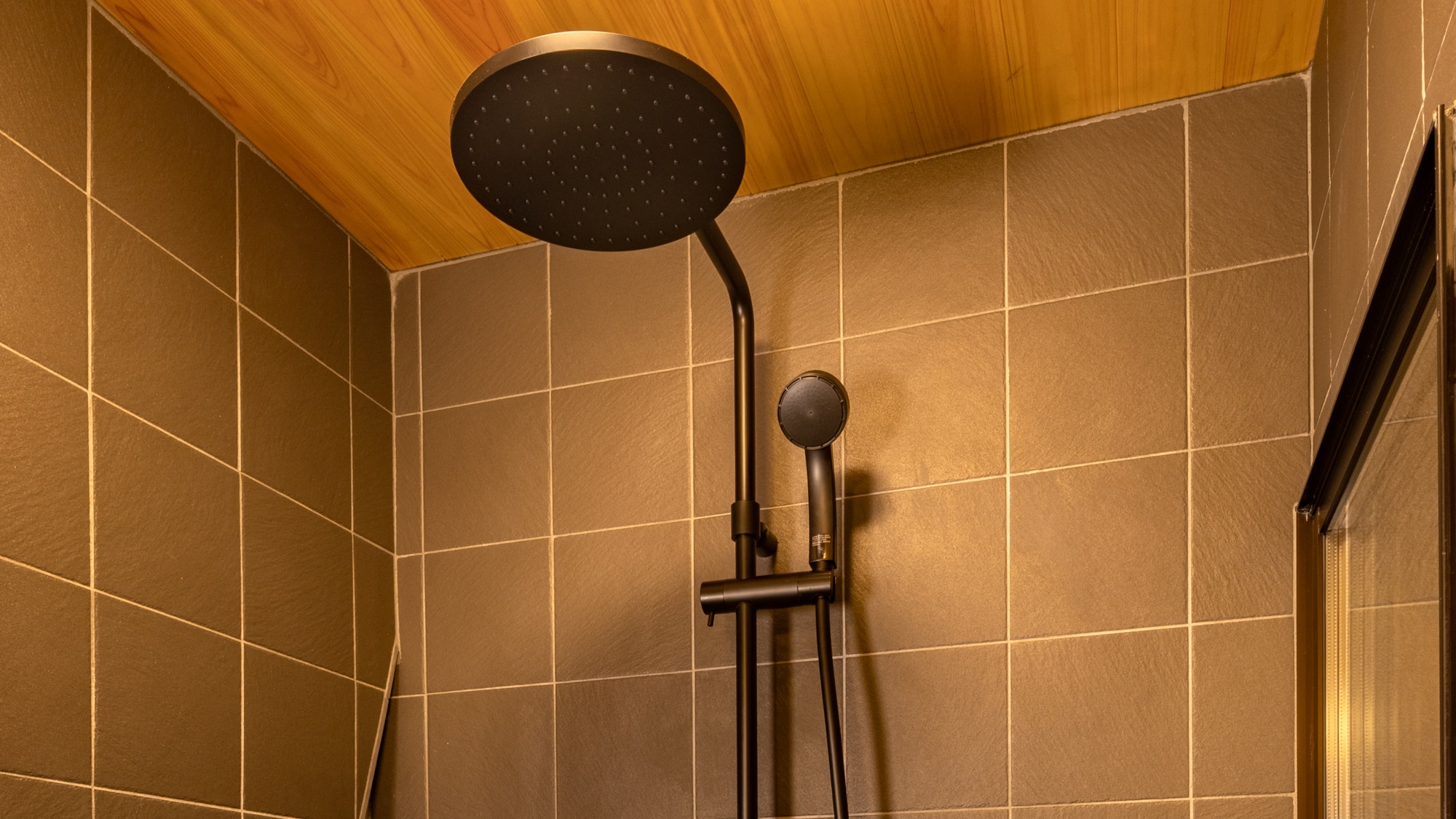 E [Open-air bath in guest room + rain shower] A luxuriously relaxing experience that is different from the usual shower.