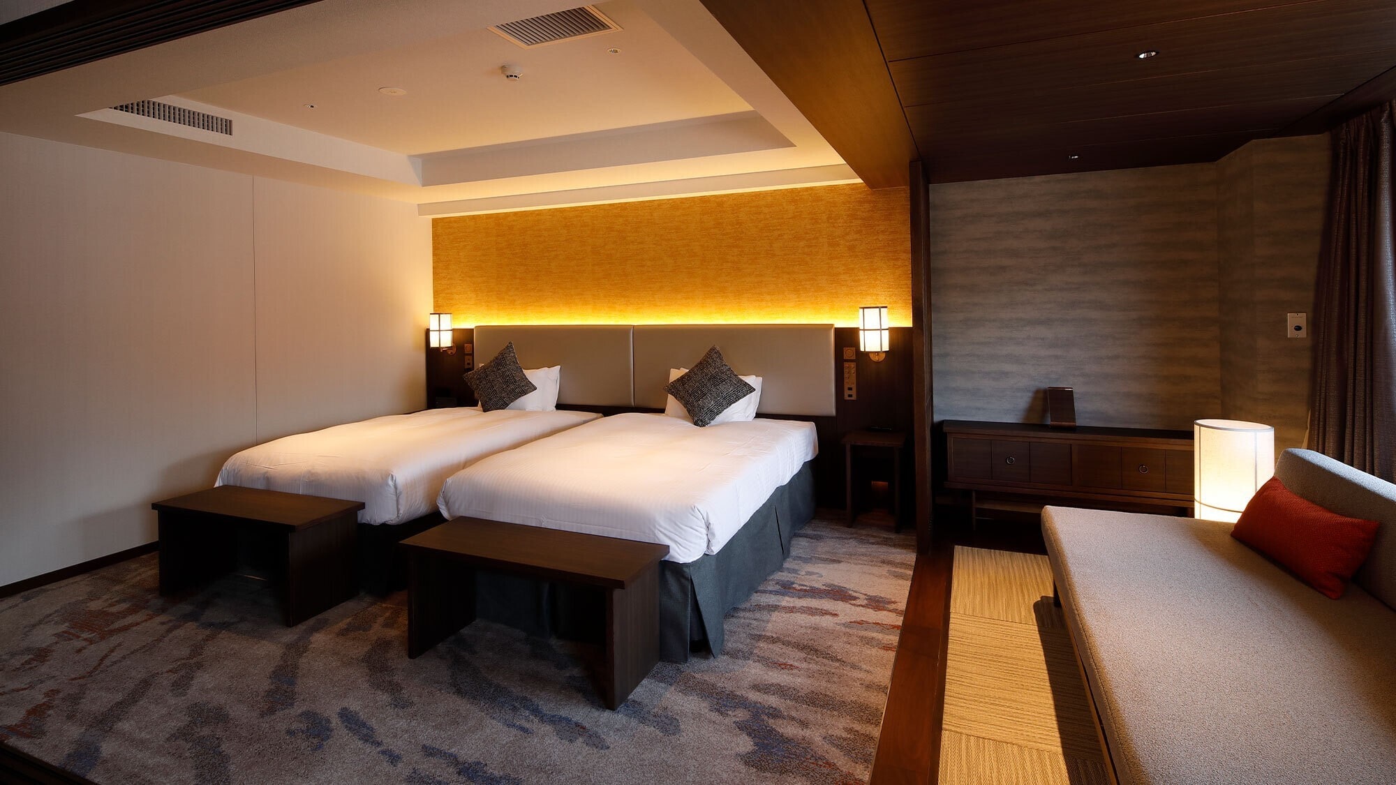 [View Bath] Phòng Royal Suite (100m2): Phòng lớn nhất khách sạn, nội thất sang trọng.