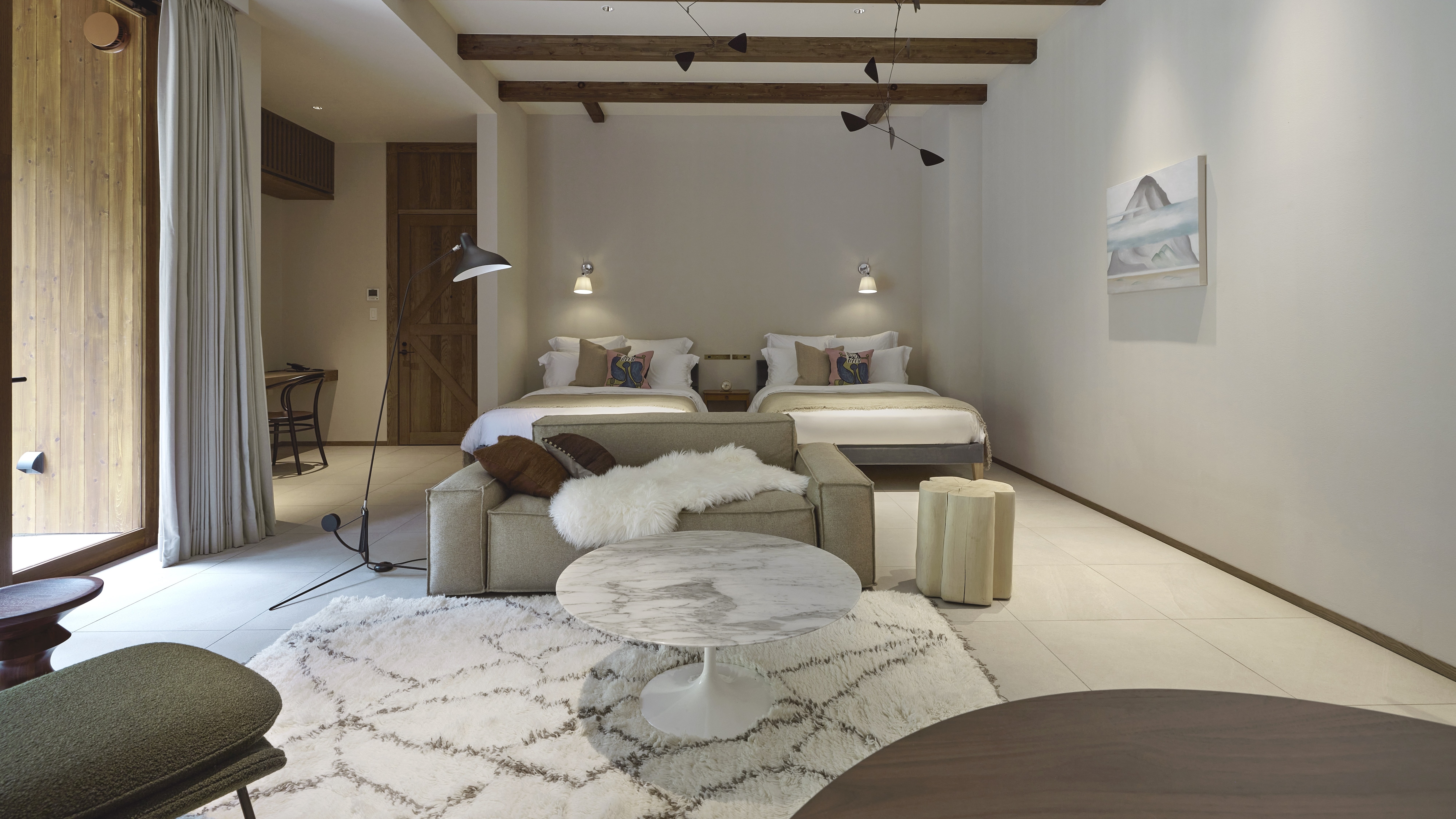 [101] Mid-century modern themed guest room