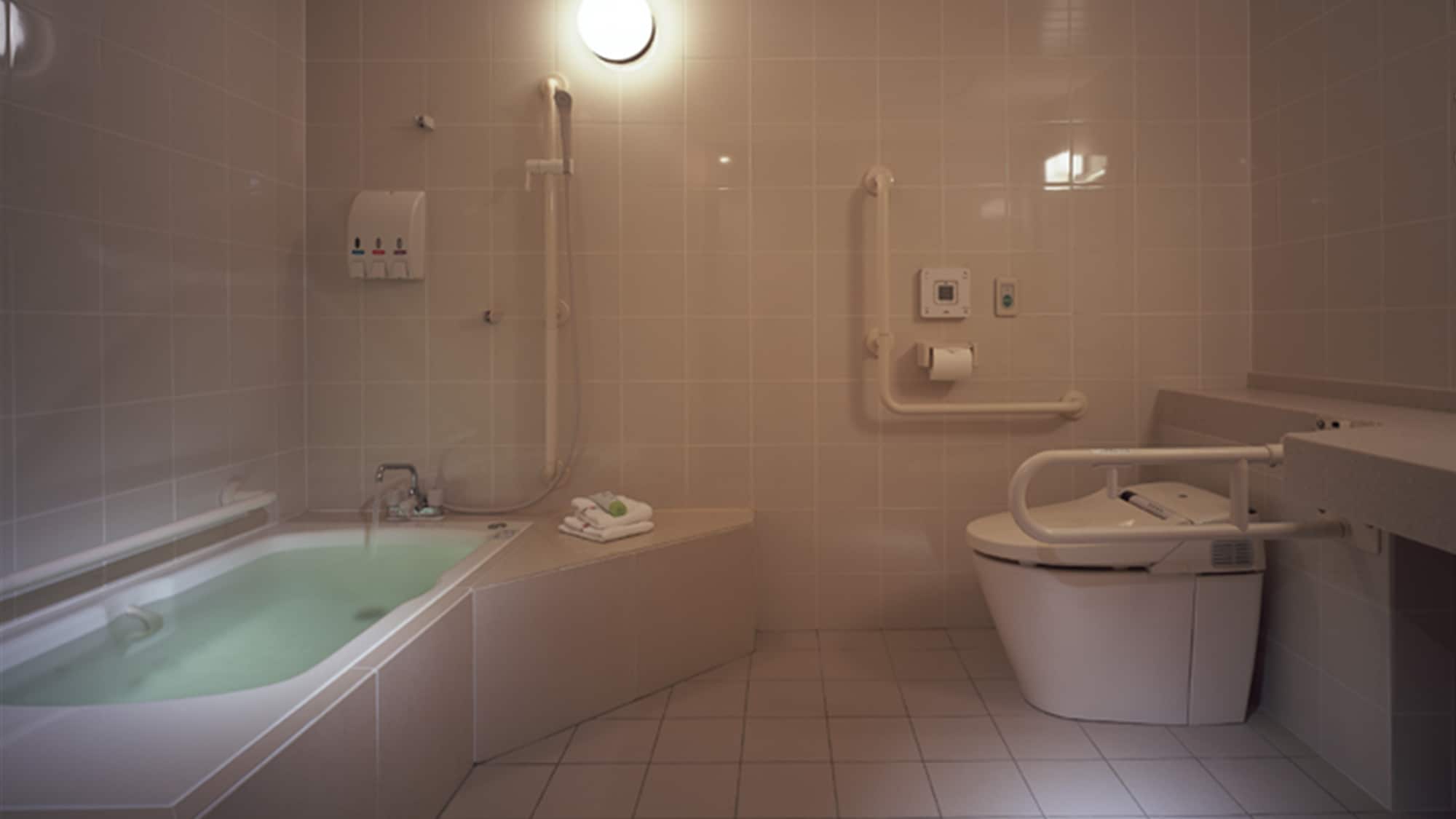 [Universal Design Room] The bathroom is also spacious with no steps.