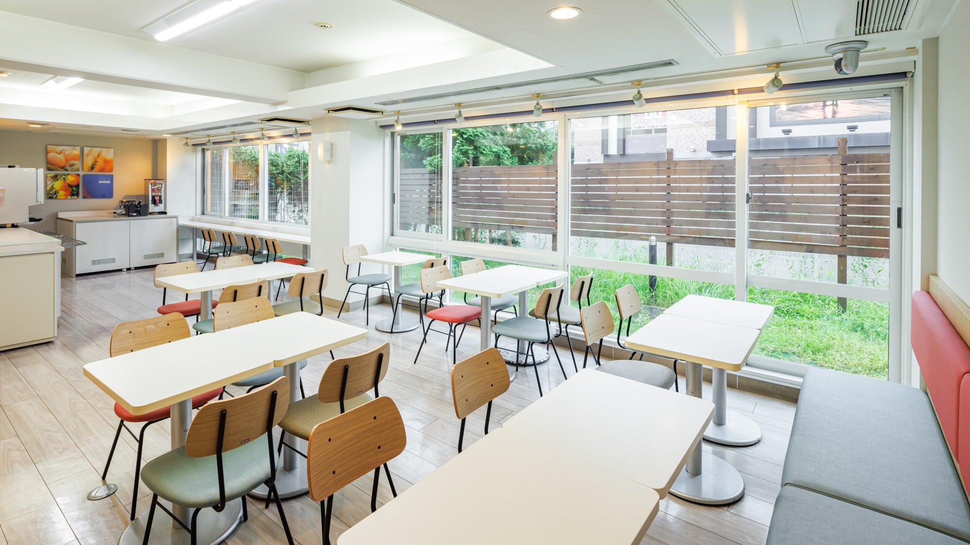 [Lounge space] Available for breakfast. Enjoy your time here with a welcome drink service.