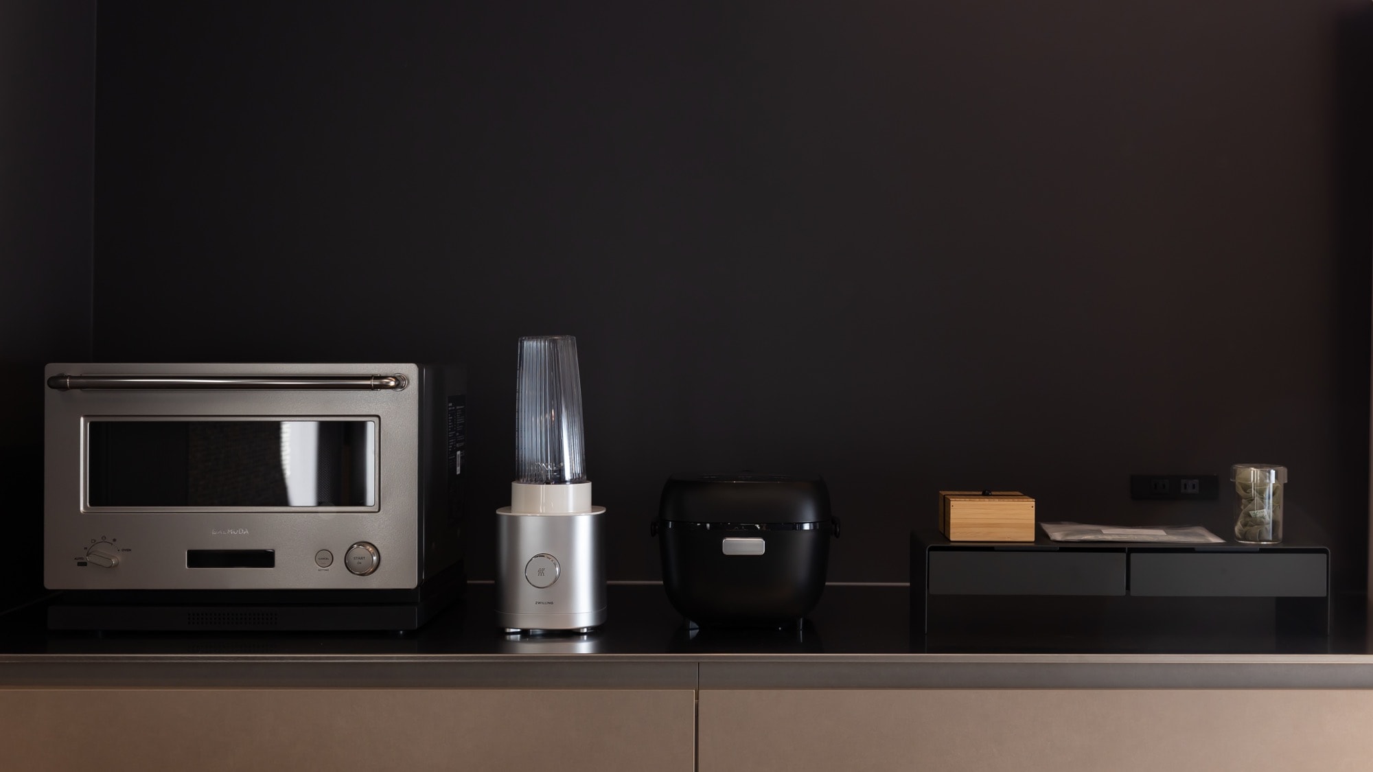 [Facilities] Tableware and various cooking utensils are provided.
